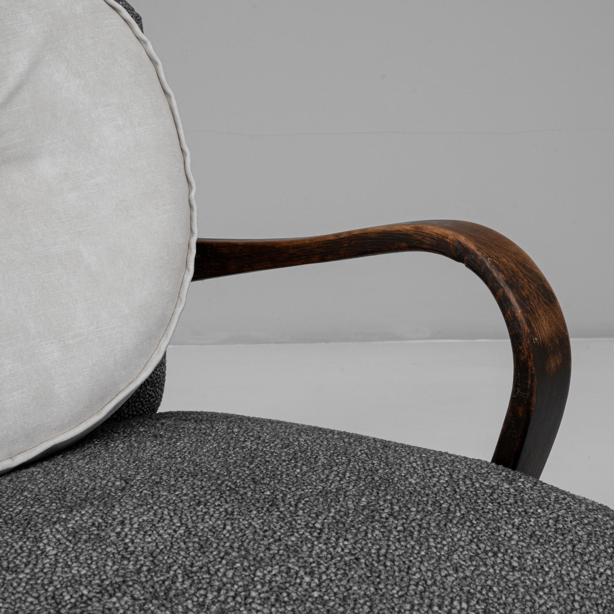 1940s Czech Pair of Art Deco Upholstered Armchairs With Round Pillows en venta 6