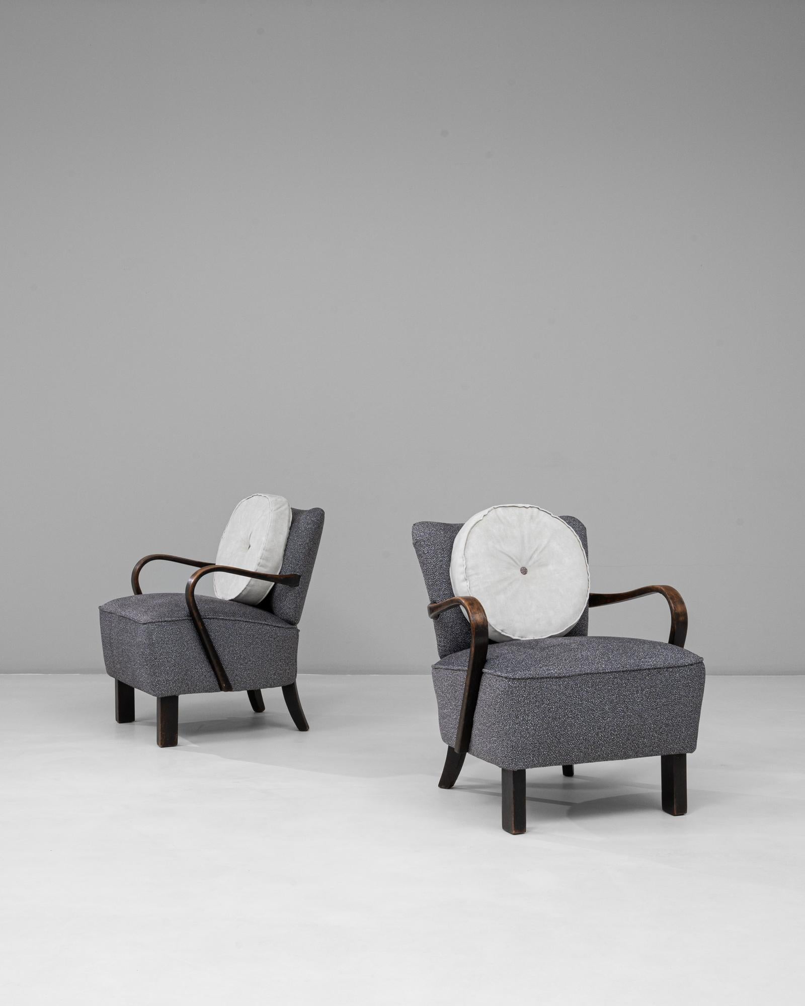 1940s Czech Pair of Art Deco Upholstered Armchairs With Round Pillows Checo en venta