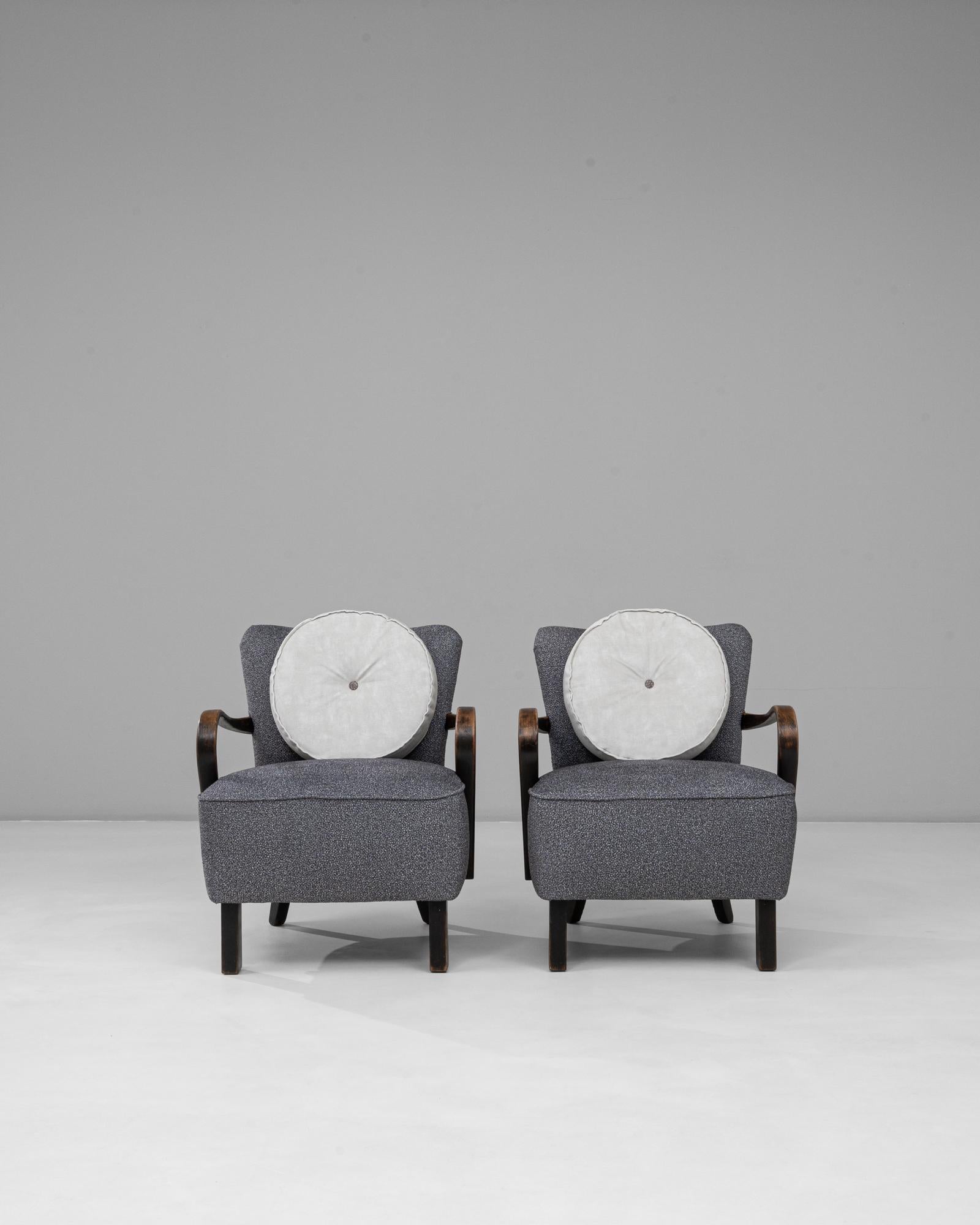 1940s Czech Pair of Art Deco Upholstered Armchairs With Round Pillows en Bueno estado para la venta en High Point, NC