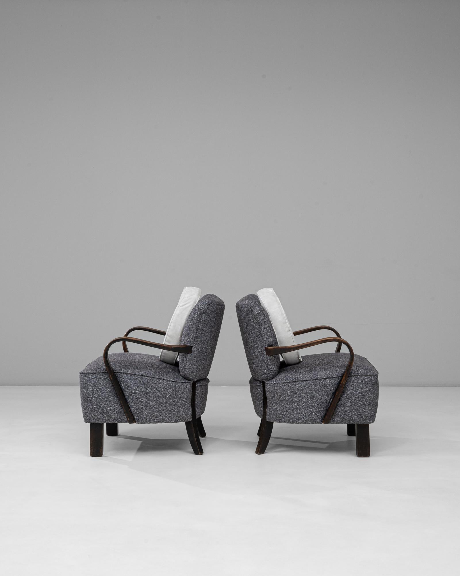 1940s Czech Pair of Art Deco Upholstered Armchairs With Round Pillows siglo XX en venta