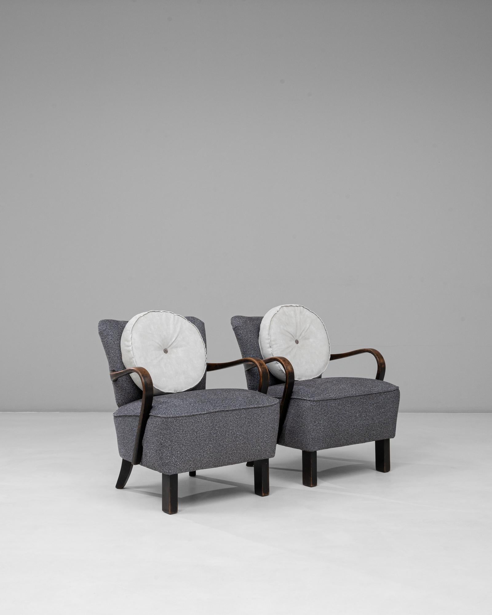 1940s Czech Pair of Art Deco Upholstered Armchairs With Round Pillows en venta 2