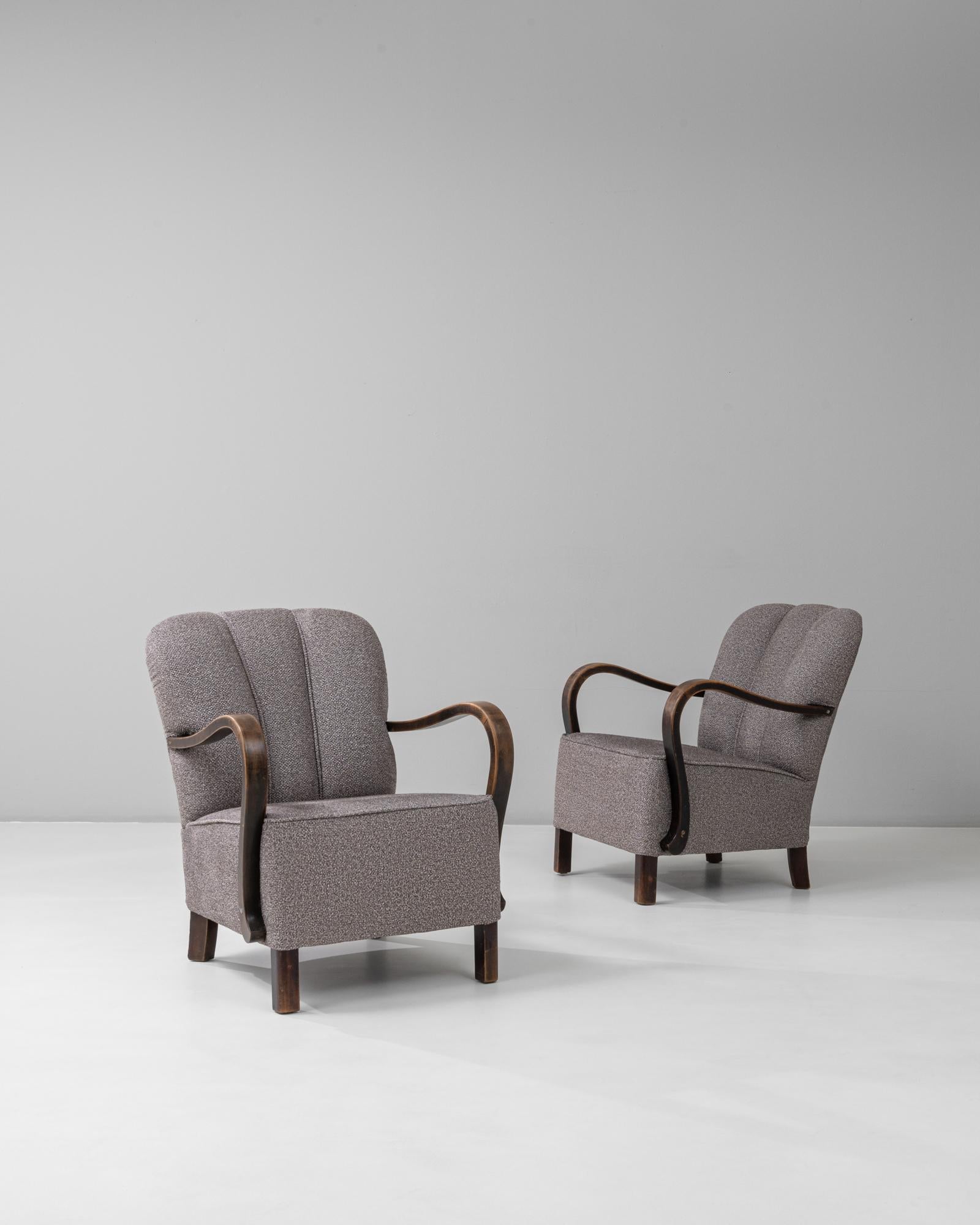 Questa coppia di poltrone imbottite ceche degli anni '40, modello H-237 di Jindřich Halabala, incarna l'eleganza senza tempo del design ceco di metà secolo. Caratterizzate dai braccioli in legno curvato e dalle silhouette scolpite tipiche di
