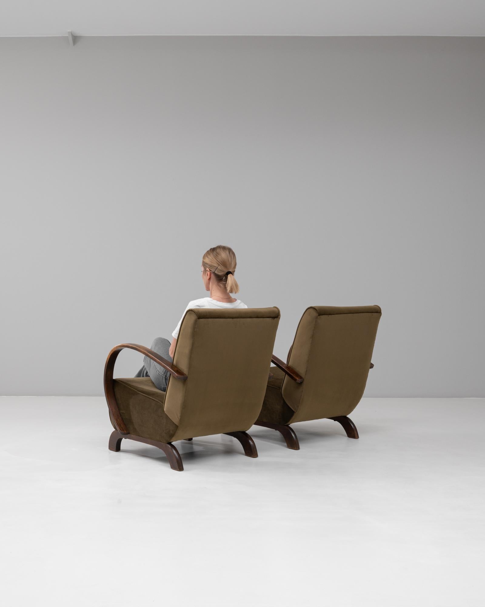 Dieses beeindruckende Paar tschechischer Sessel aus den 1940er Jahren, das dem berühmten Designer Jindřich Halabala zugeschrieben wird, ist ein Beispiel für die Eleganz und Innovation der mitteleuropäischen Moderne. Mit ihren dramatisch