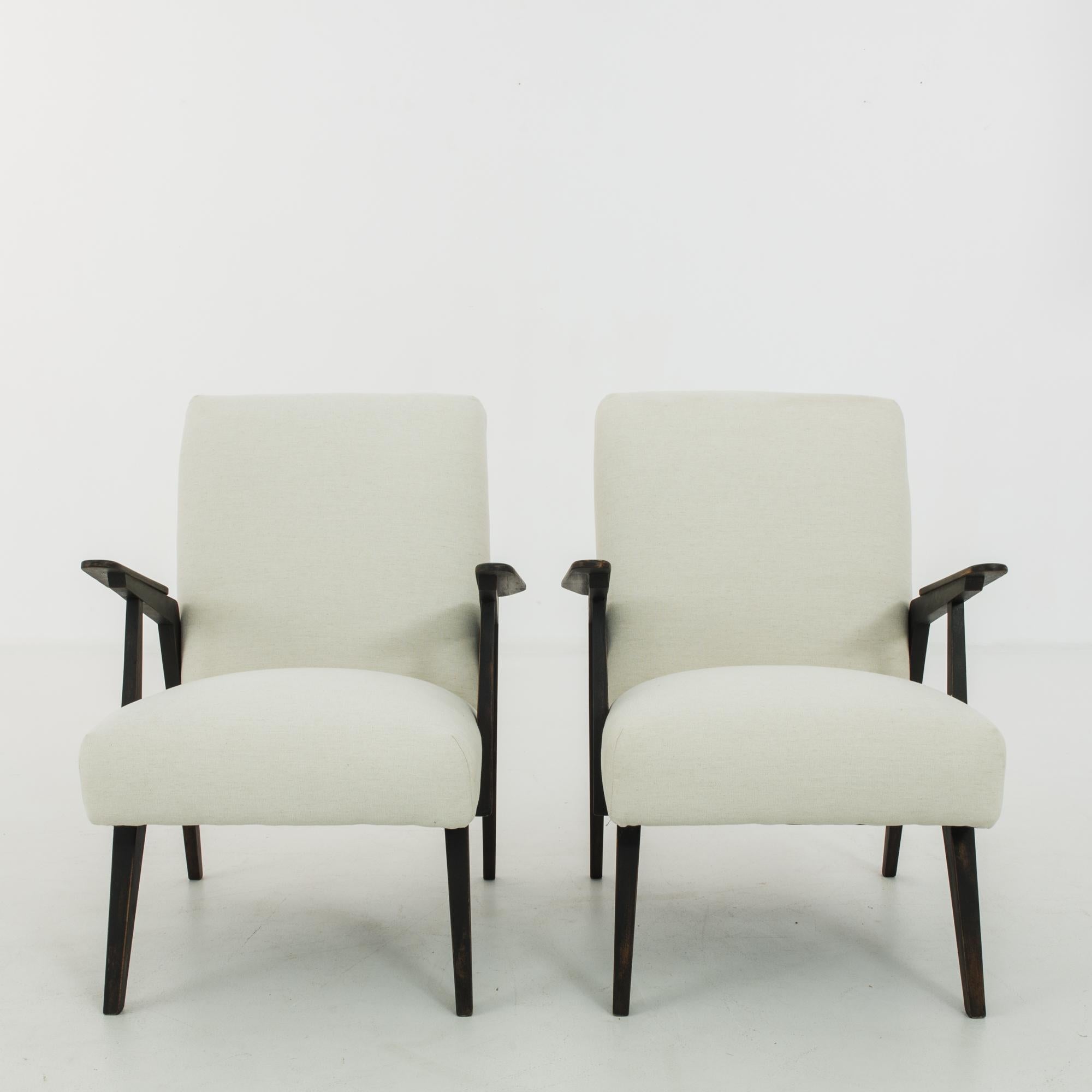 Cette paire de fauteuils en bois a été fabriquée dans l'ancienne Tchécoslovaquie, vers 1940. Combinant le confort d'un siège légèrement incliné et les lignes nettes d'un cadre en bois anguleux, la forme présente un attrait moderniste élégant. La