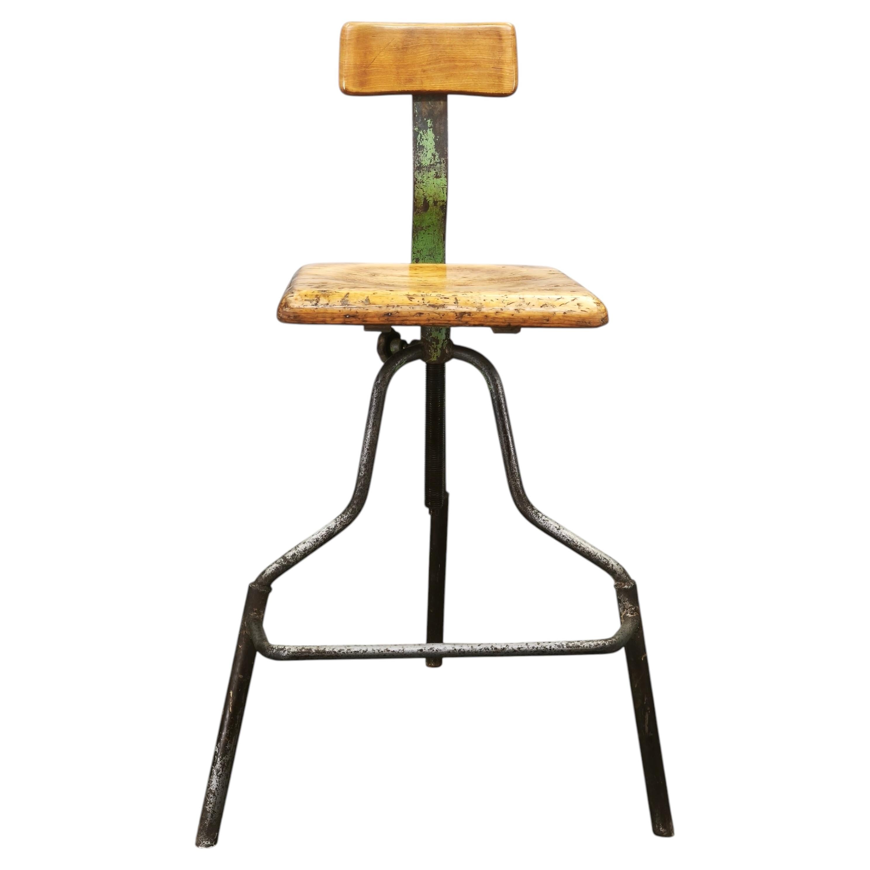 Silla giratoria de taller checoslovaca de los años 40, de diseño industrial y con altura ajustable