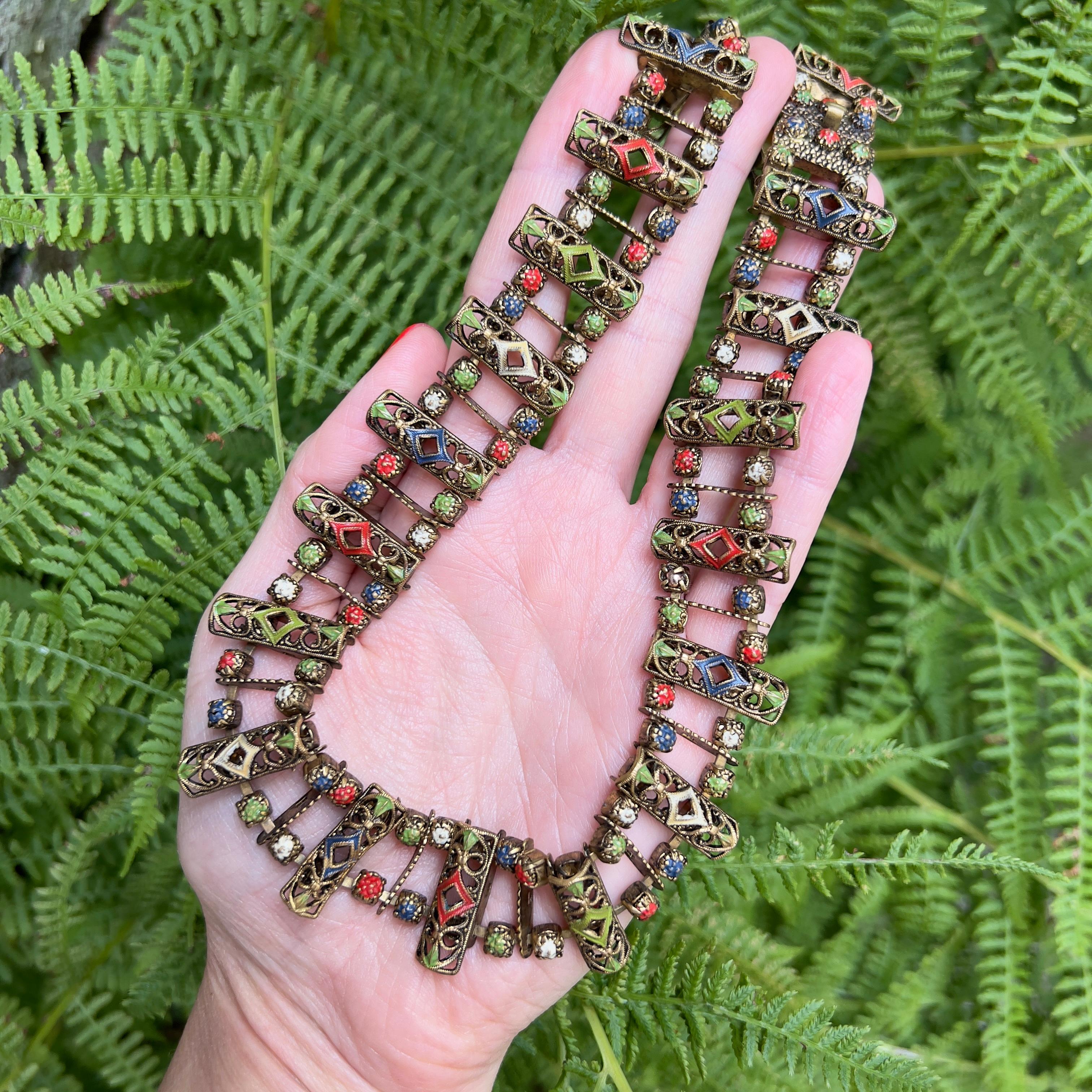 Questa elegante collana risale agli anni '40 e molto probabilmente è stata creata in Cecoslovacchia. 

Rapporto sulle condizioni:
Molto bene - Un piccolo cabochon in metallo ha perso la smaltatura. Questo è evidente solo a un'attenta analisi e non