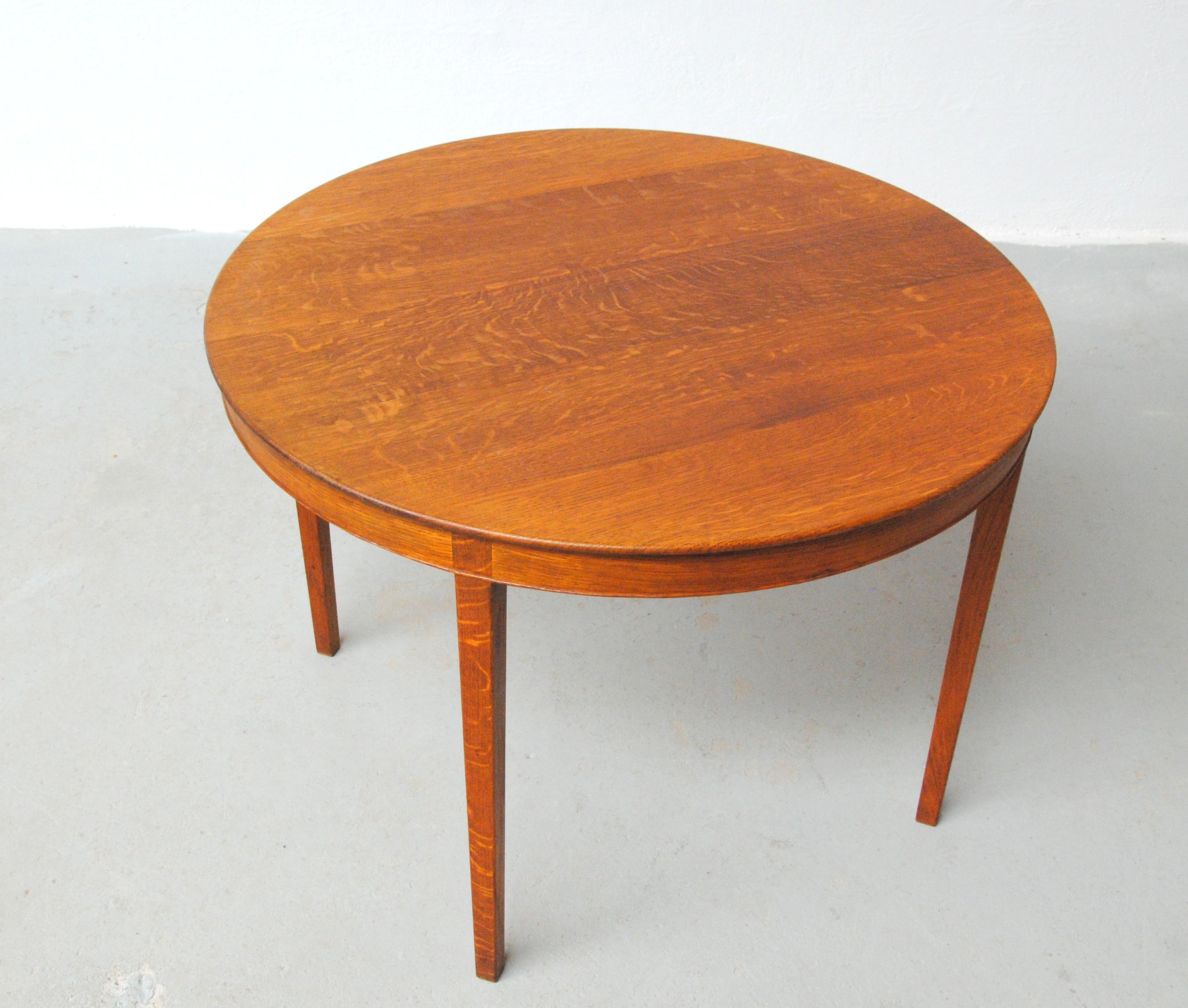 1940s Danish A.J. Iversen Round Coffee Table in Oak In Good Condition For Sale In Knebel, DK