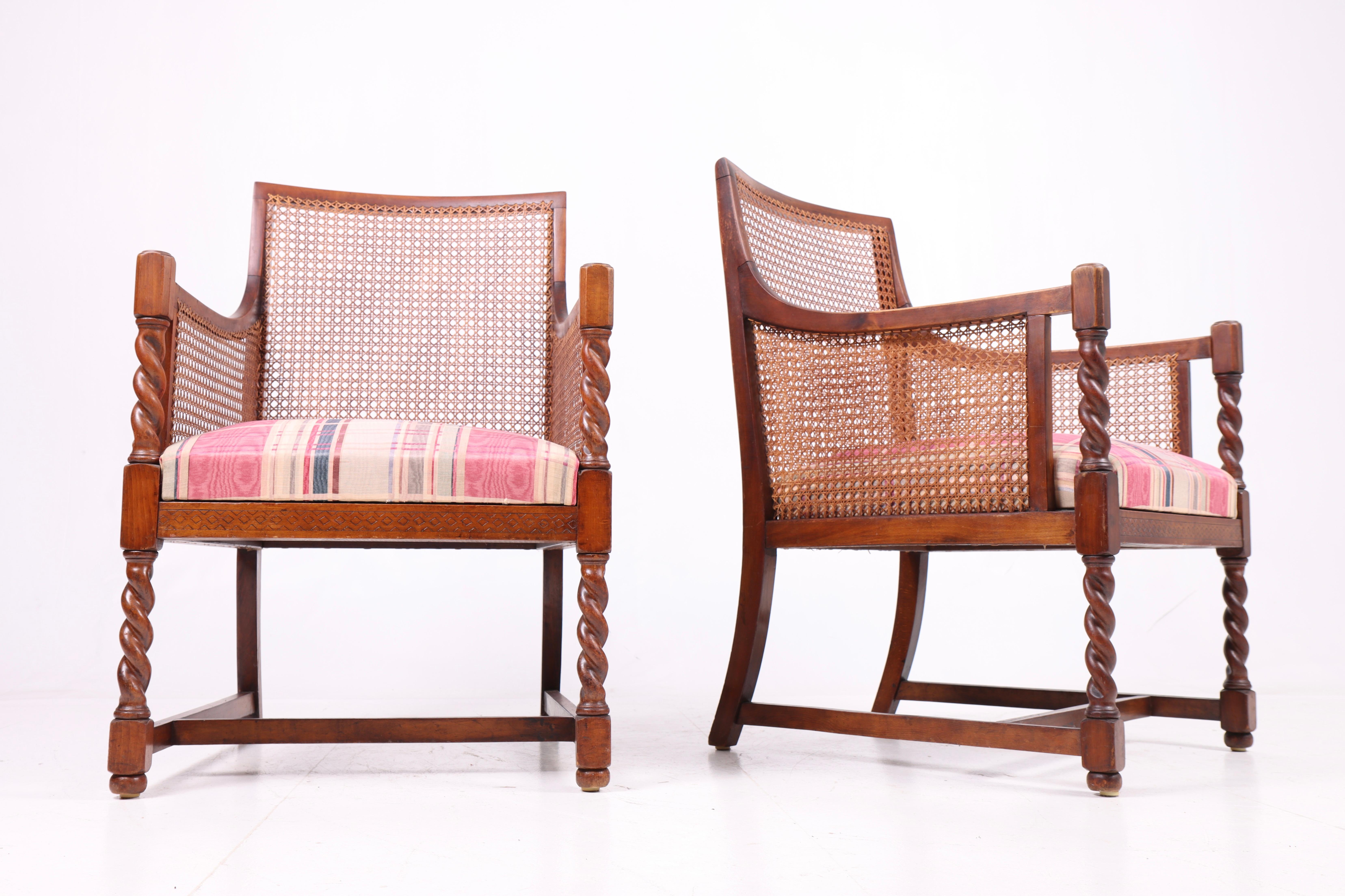 Queste due sedie bergère degli anni '40 sono state progettate e prodotte in Danimarca. Le sedie hanno una struttura in faggio tinto, che conferisce loro una finitura scura ed elegante. Gli schienali, i fianchi e le sedute sono caratterizzati da un
