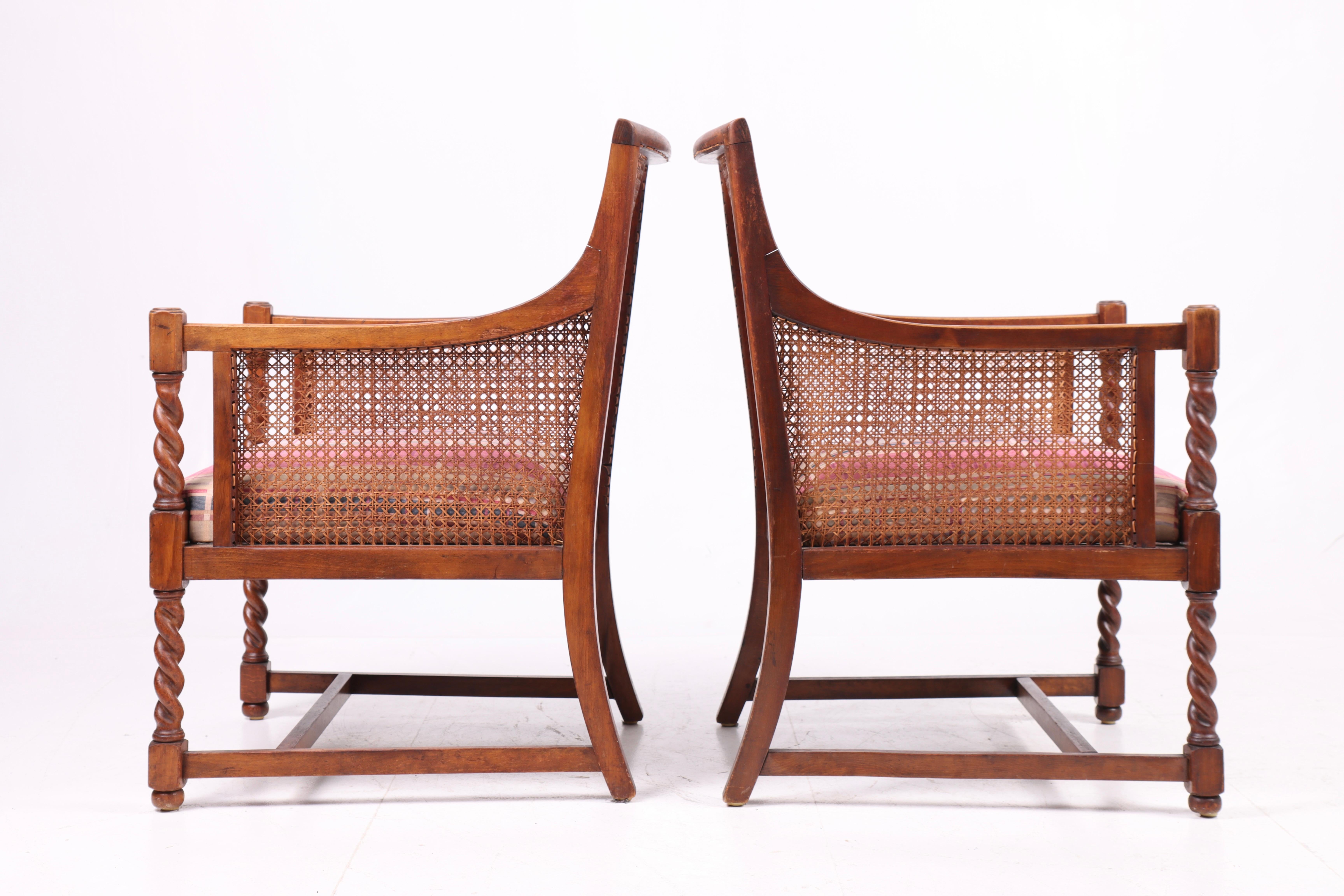 Mid-Century moderno Sedie bergère danesi degli anni '40 con canna francese e struttura in faggio tinto in vendita