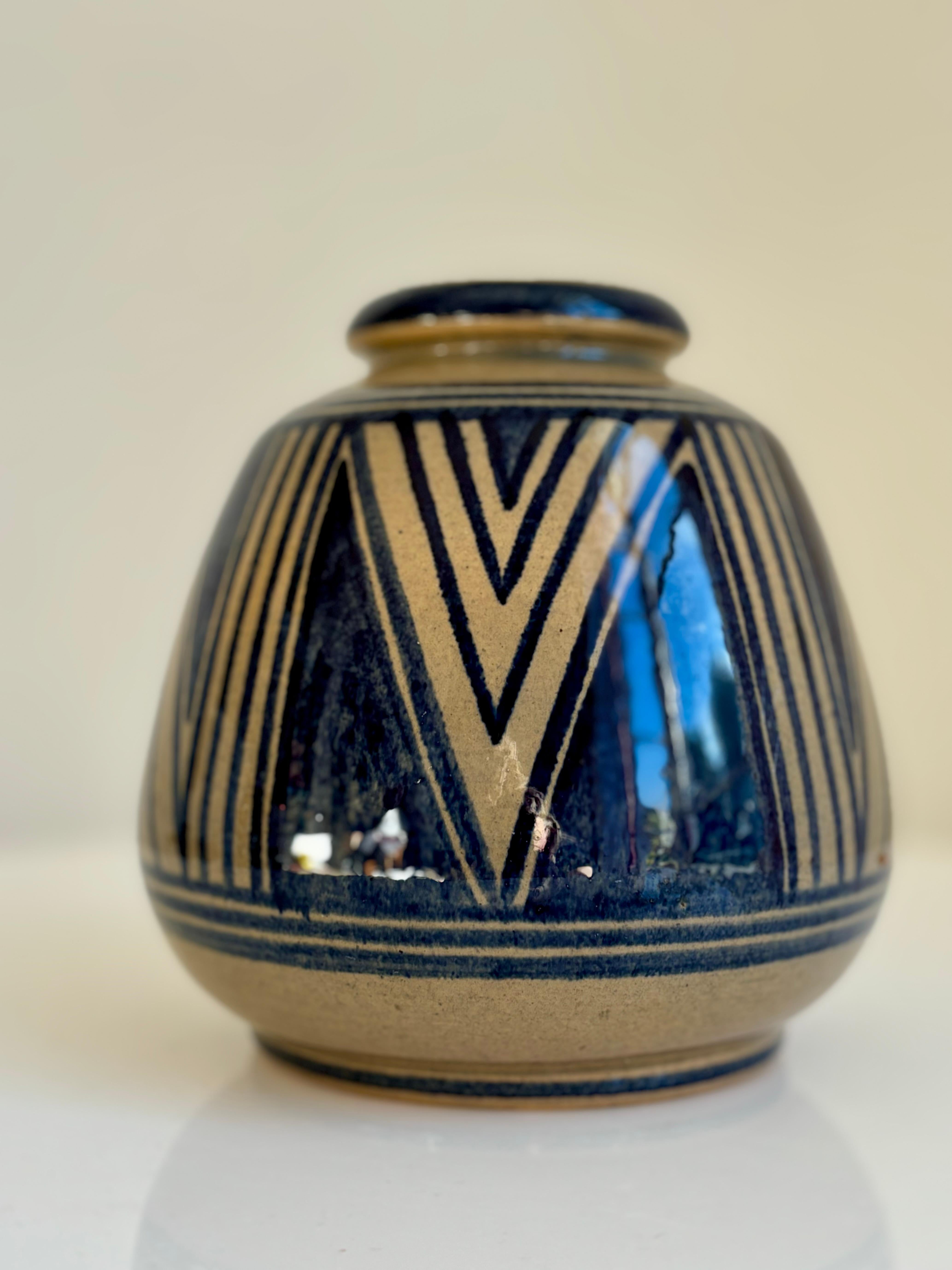 Handbemalte skandinavische Keramikvase aus der Mitte des Jahrhunderts mit dreieckigem und dunkelblauem Dekor in Form eines Chevrons auf einer warmen, sandfarbenen, glänzenden Glasur. Hergestellt von Søholm auf der dänischen Insel Bornholm in den