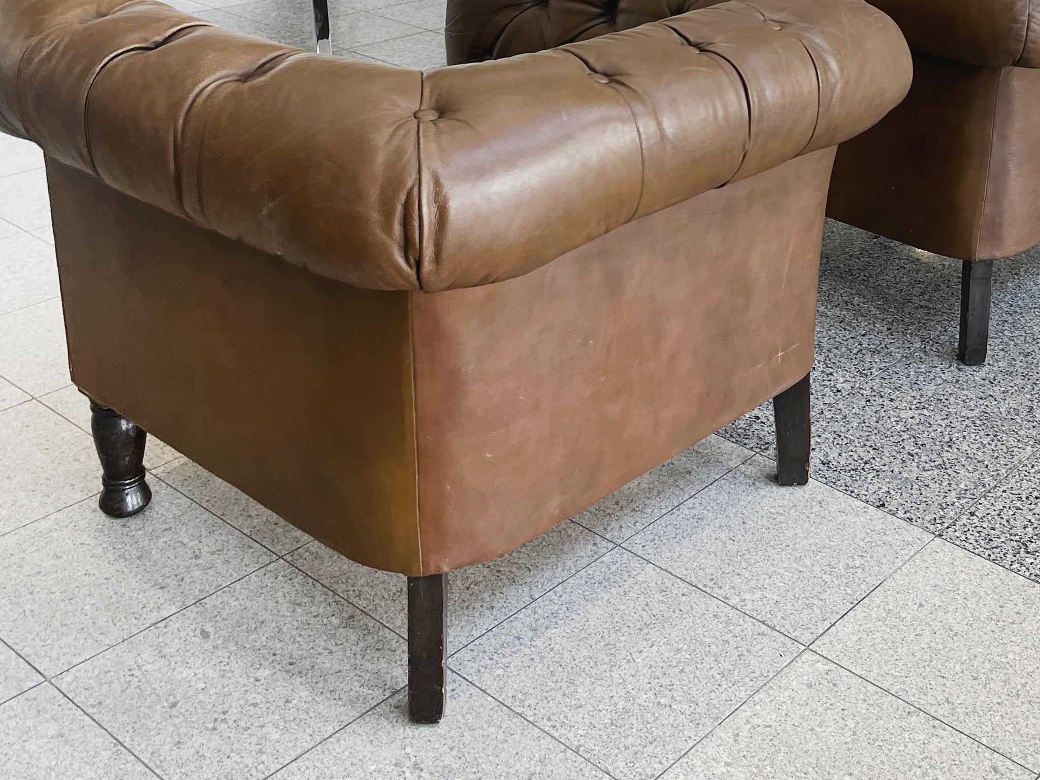 Paire de fauteuils club en cuir brun touffeté danois des années 1940 en vente 3