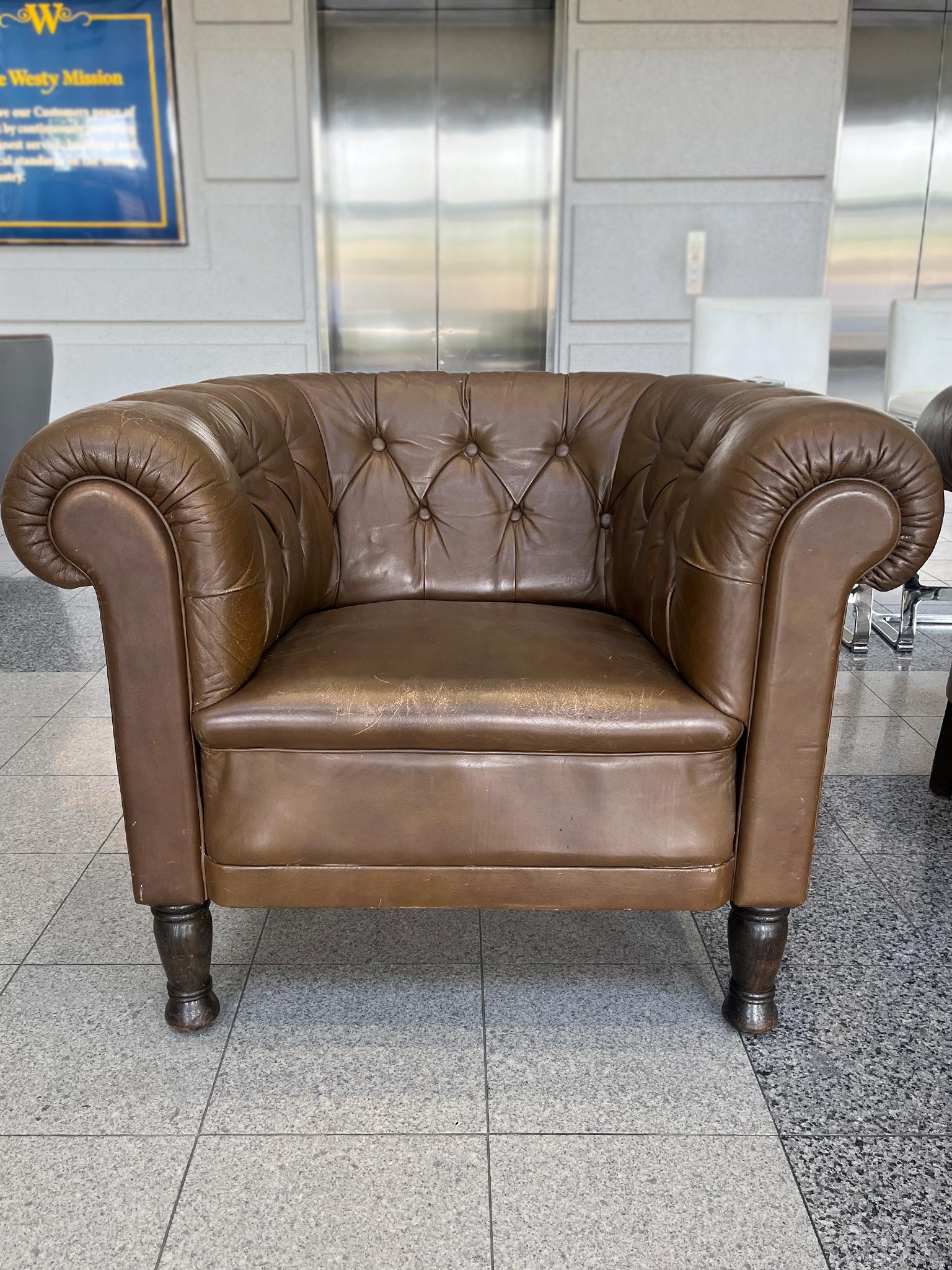 Scandinave moderne Paire de fauteuils club en cuir brun touffeté danois des années 1940 en vente