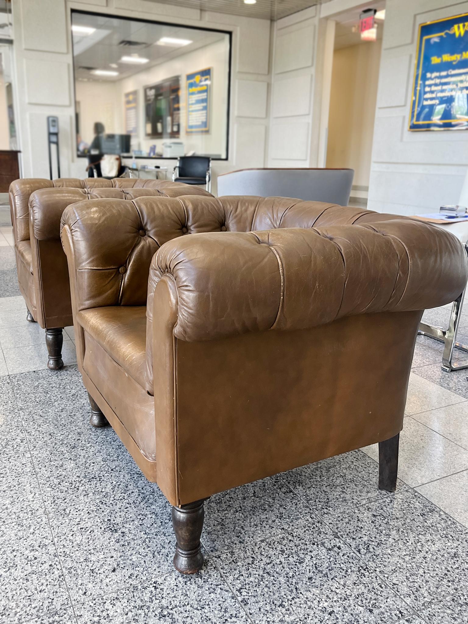 Paire de fauteuils club en cuir brun touffeté danois des années 1940 Bon état - En vente à New York, NY