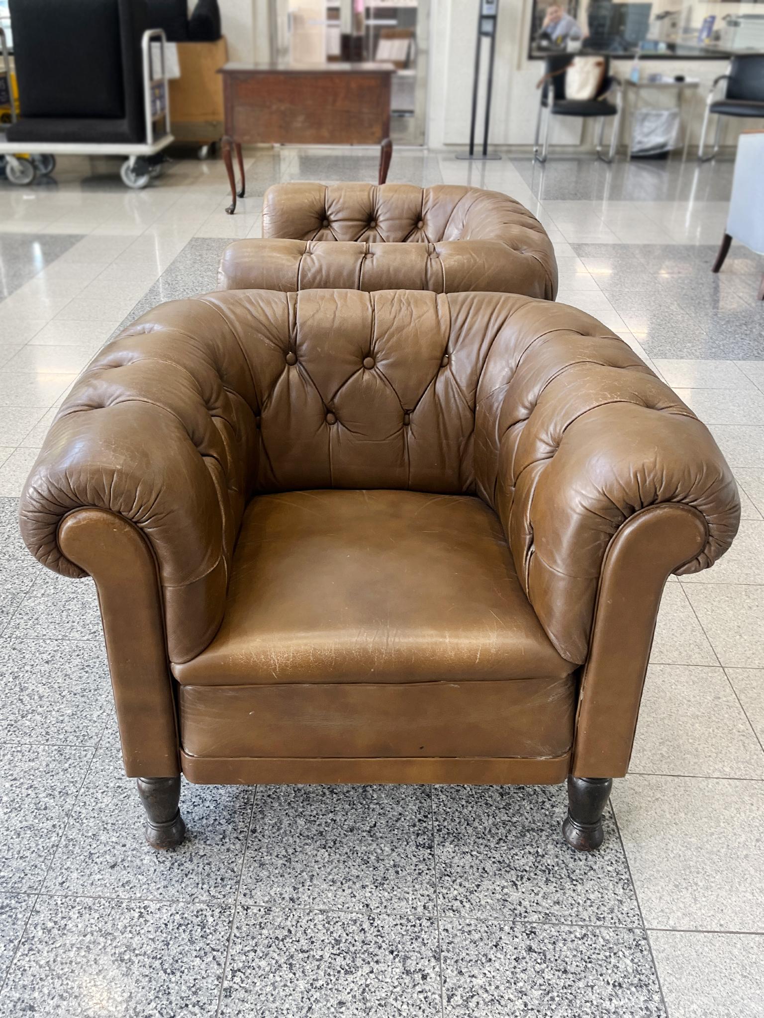 Milieu du XXe siècle Paire de fauteuils club en cuir brun touffeté danois des années 1940 en vente