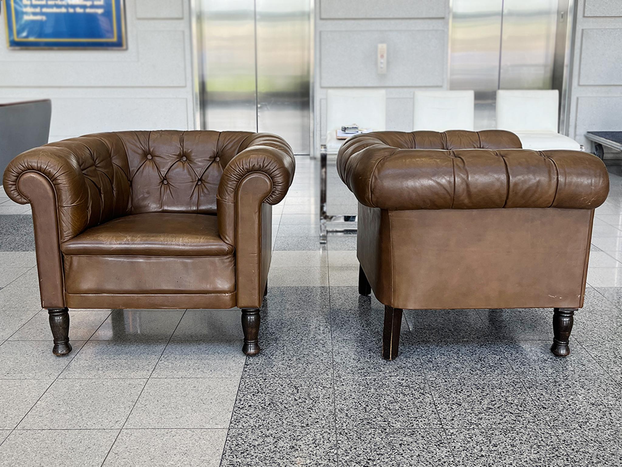 Cuir Paire de fauteuils club en cuir brun touffeté danois des années 1940 en vente