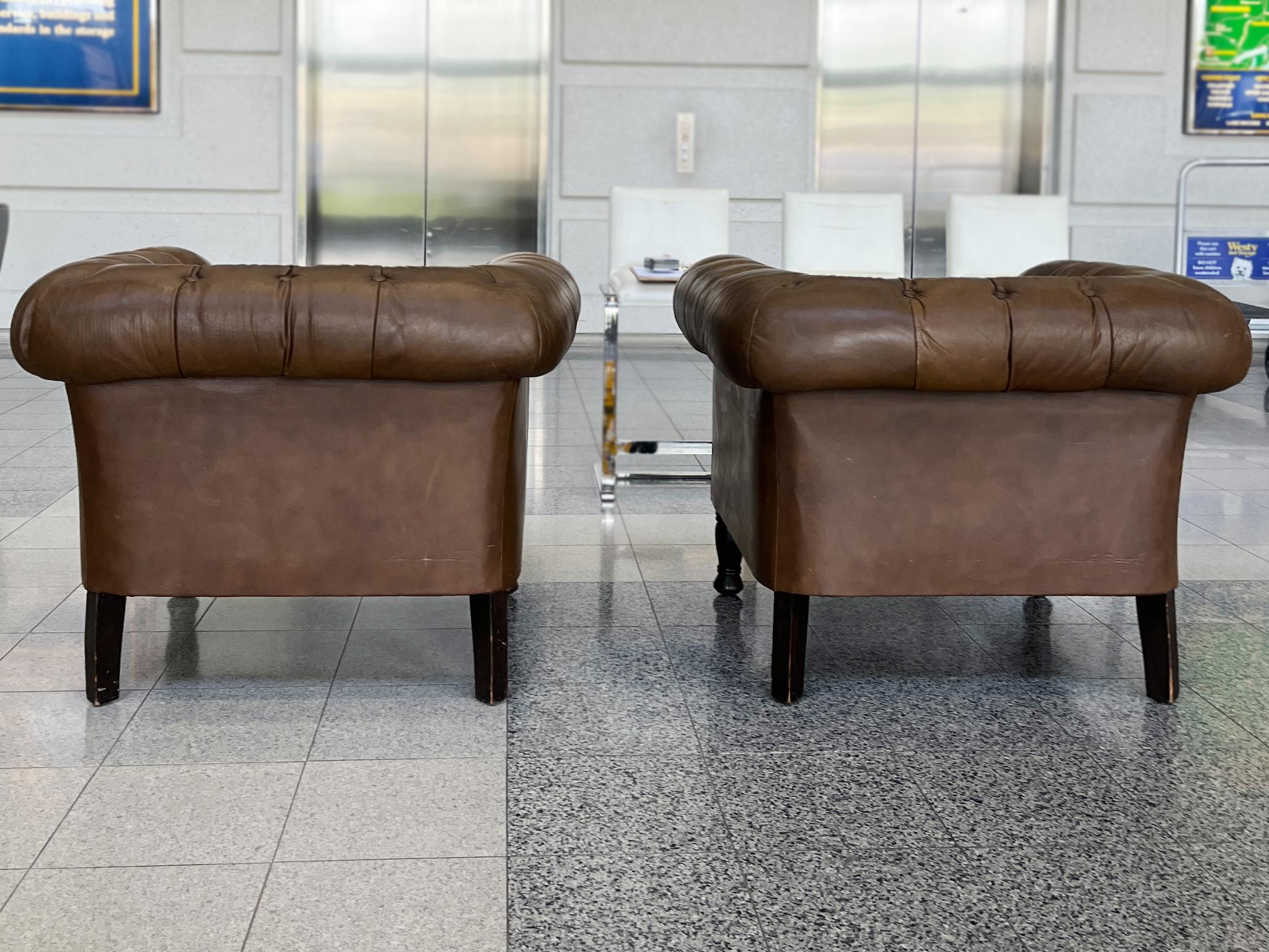 Paire de fauteuils club en cuir brun touffeté danois des années 1940 en vente 1