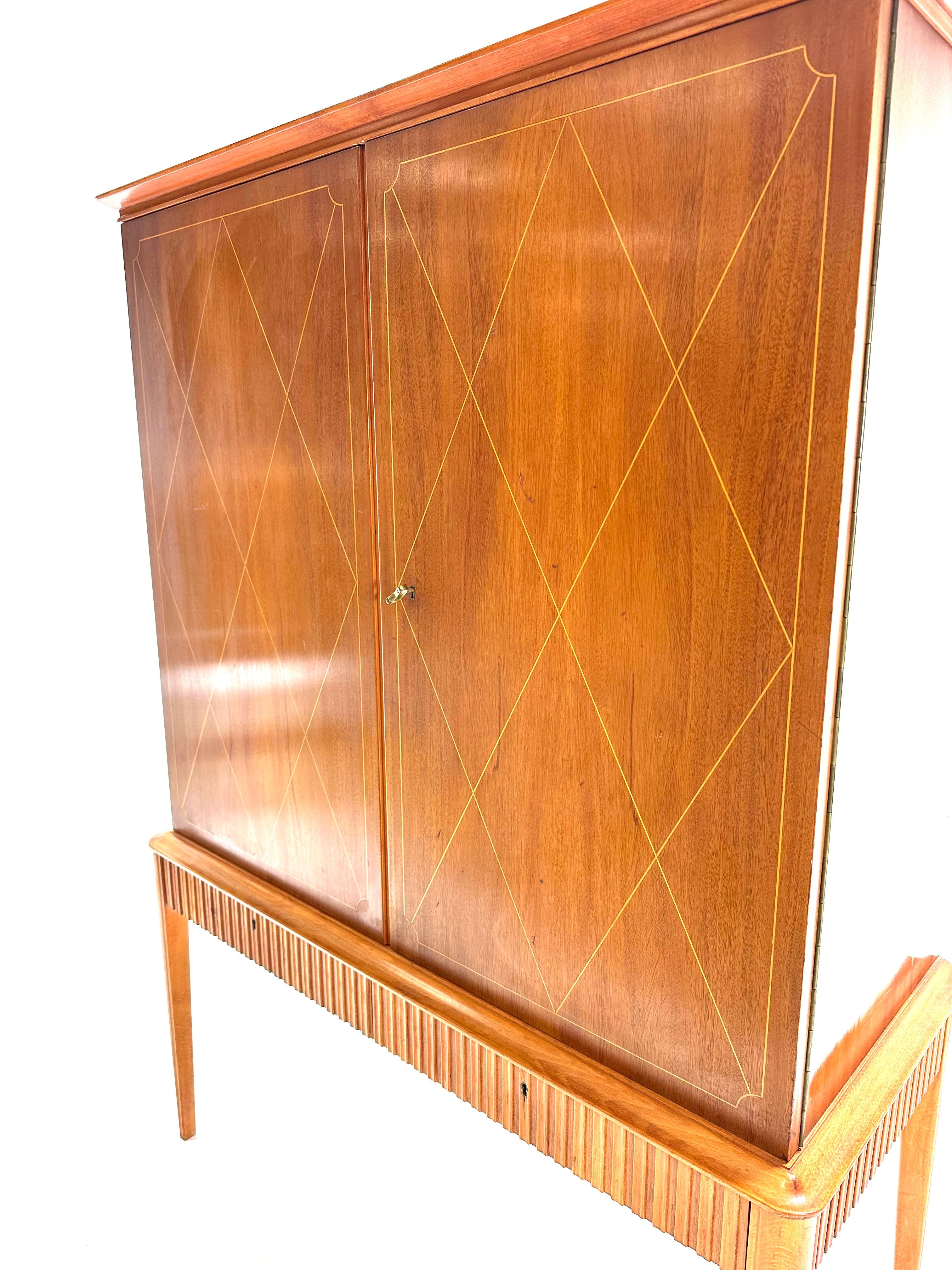 Armoire danoise des années 1940. Incrustation décorative. 2 portes dissimulent des étagères et des tiroirs réglables.