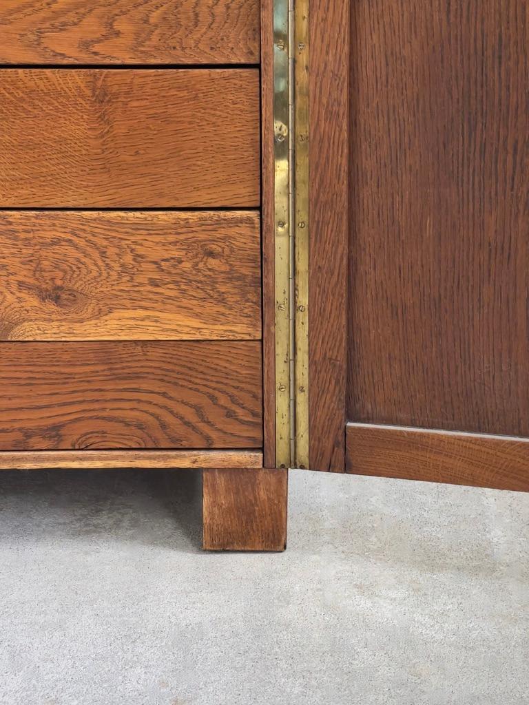 1940 Danish cabinetmaker, archival chest in solid patinated oak and brass hinges In Good Condition For Sale In København K, 84