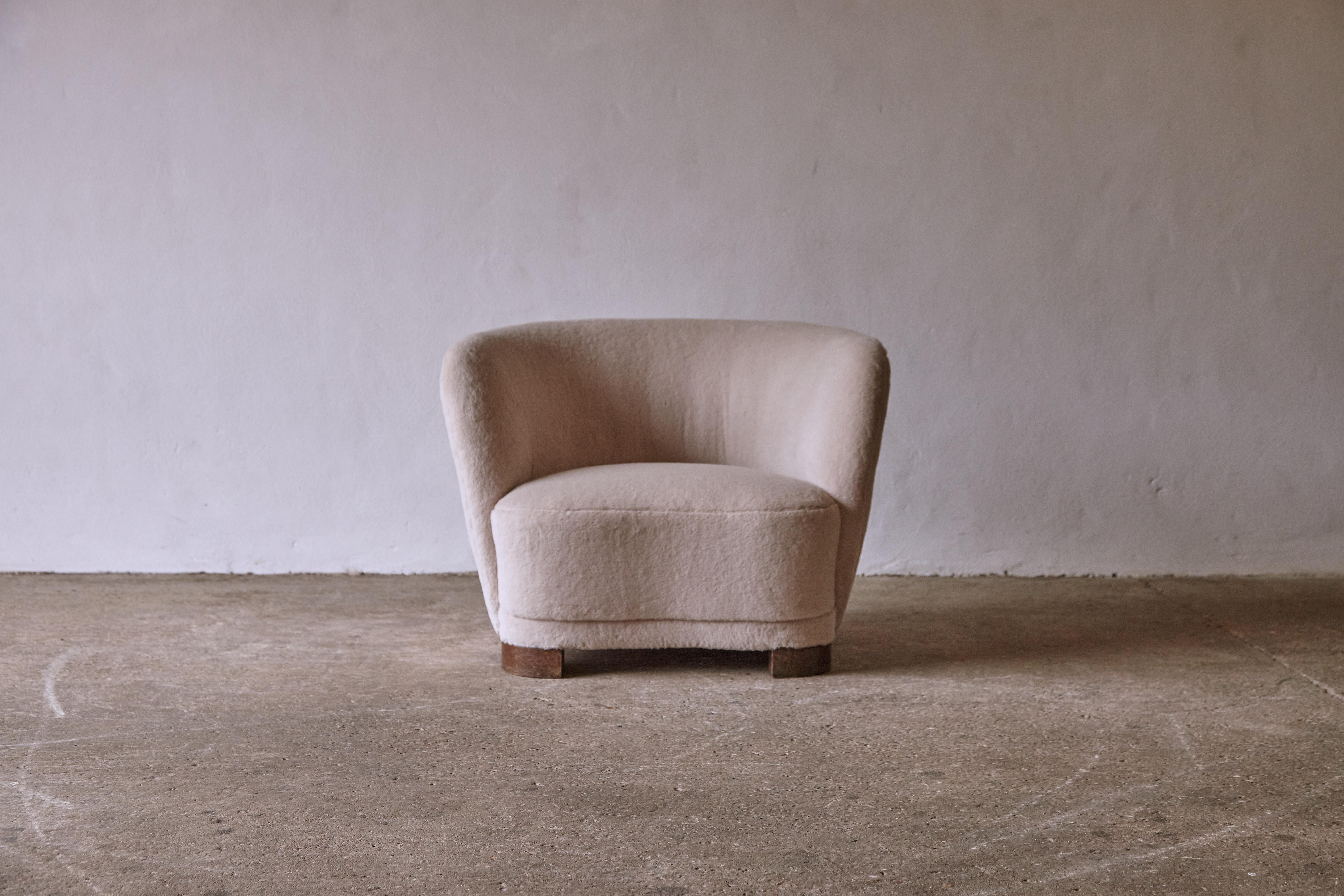 1940s Danish Cabinetmaker Lounge Chair, Newly Upholstered in Alpaca In Good Condition In London, GB
