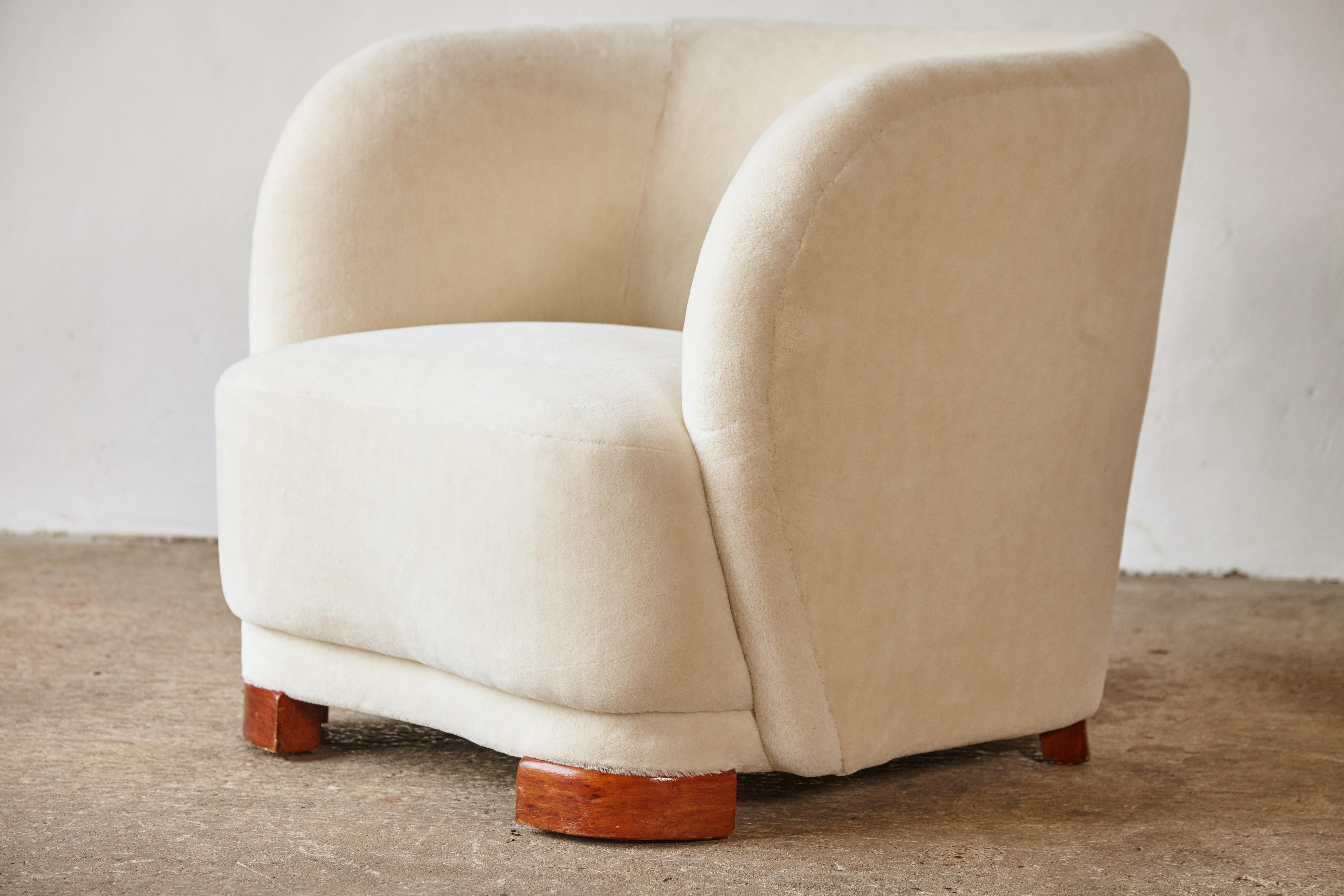 1940s Danish Cabinetmaker Lounge Chairs, Newly Upholstered in Alpaca 7