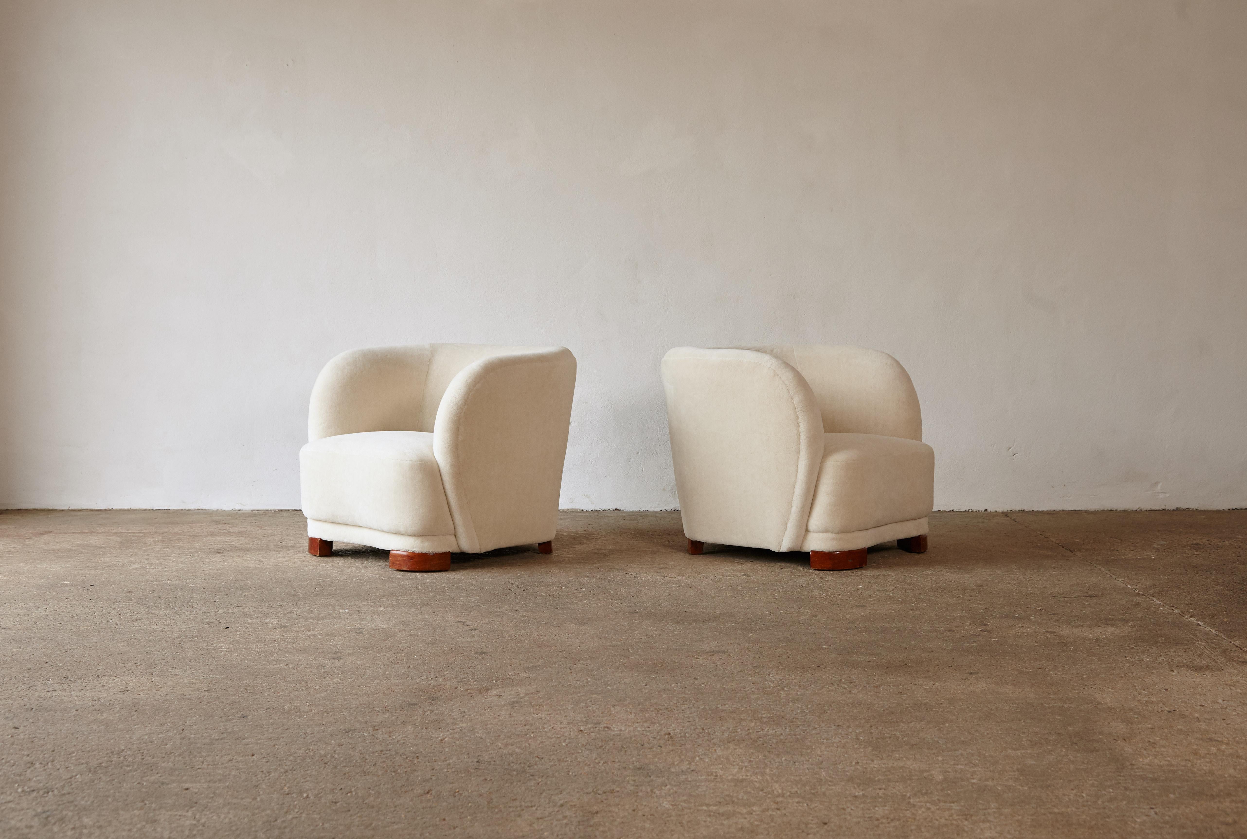 1940s Danish Cabinetmaker Lounge Chairs, Newly Upholstered in Alpaca In Good Condition In London, GB