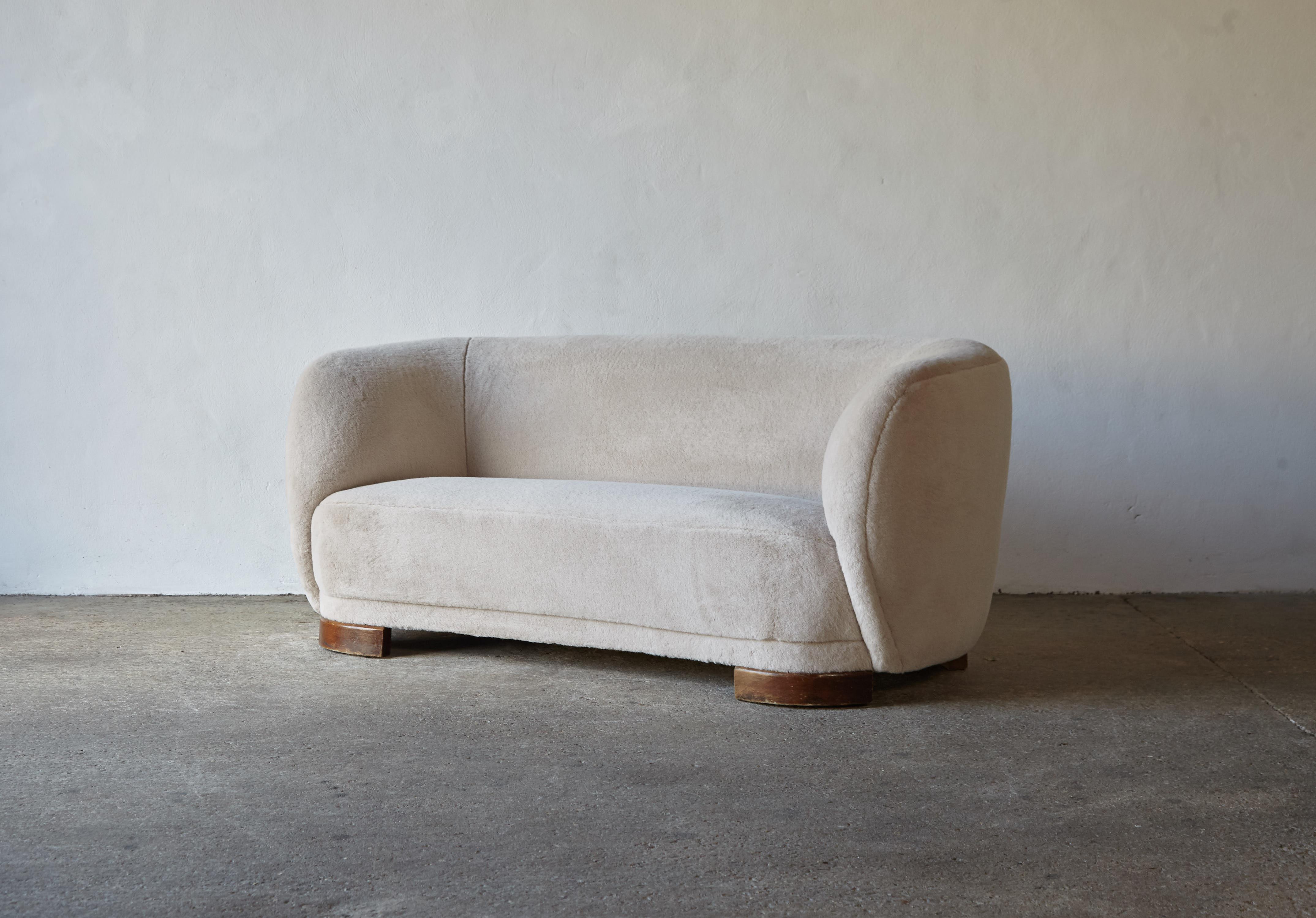 1940s Danish Cabinetmaker Sofa, Newly Upholstered in Alpaca In Good Condition In London, GB