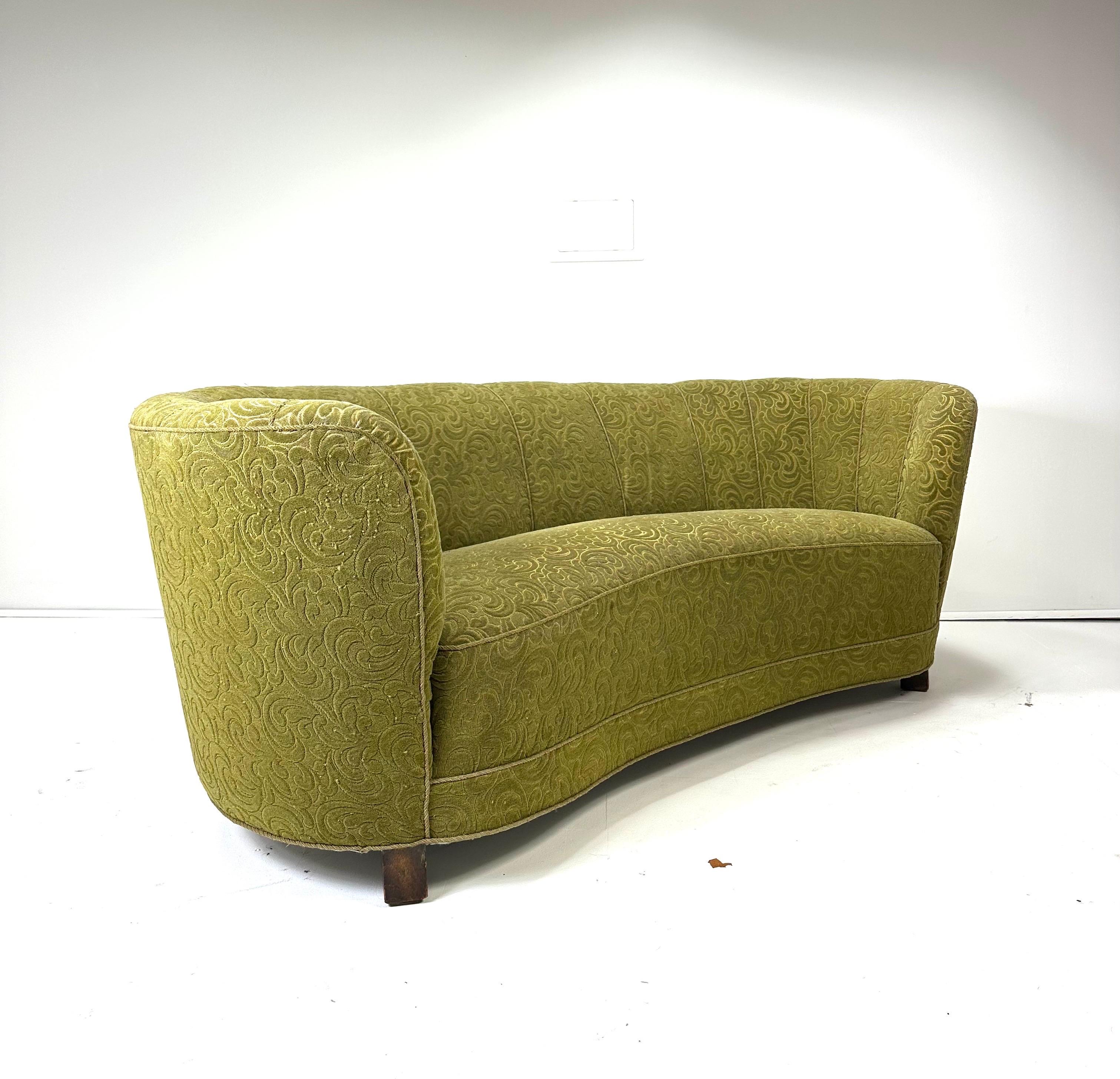 Sofá curvo danés de 1940 Escandinavo moderno en venta