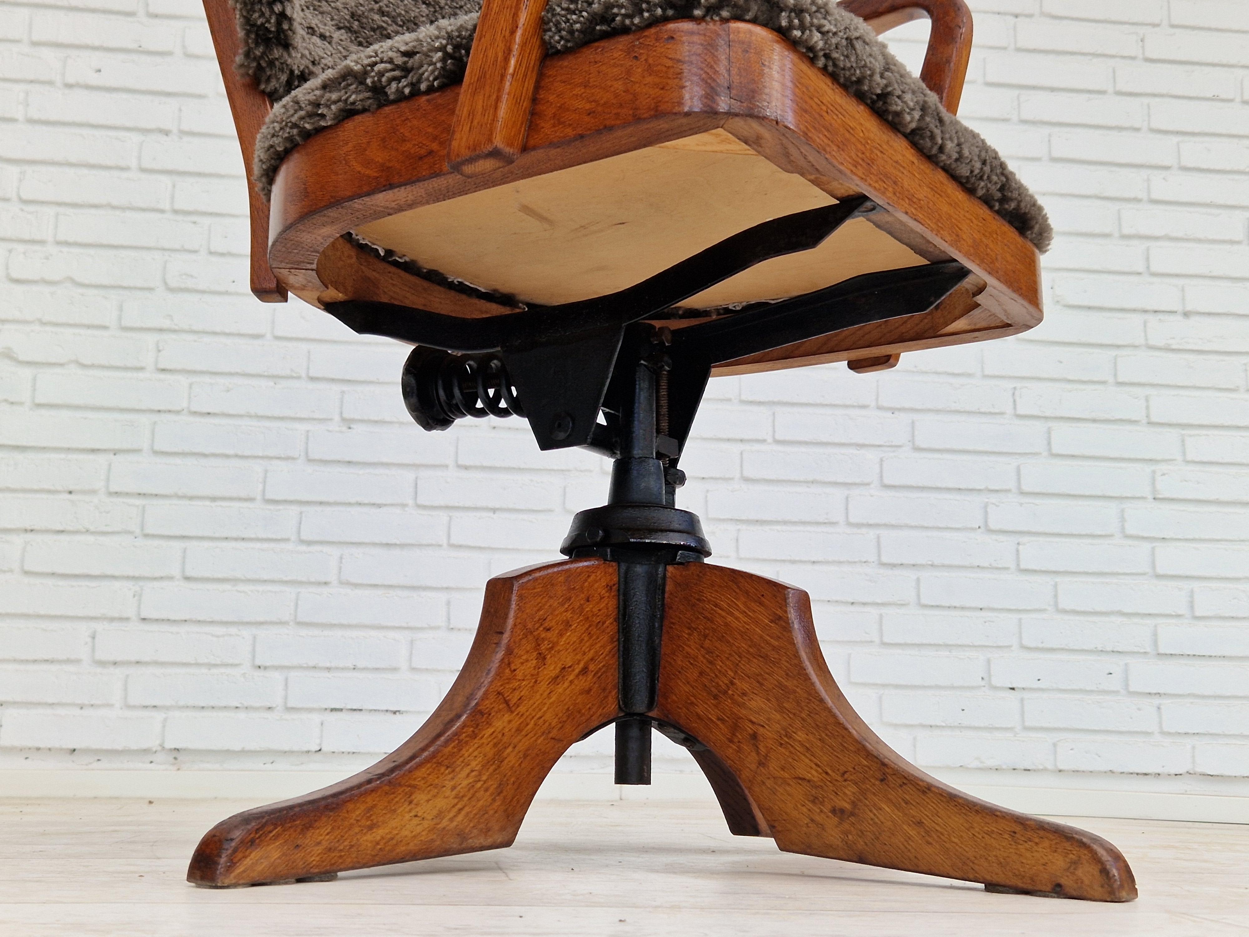 Fauteuil pivotant rembourré des années 1940, design danois, fonction inclinable, peau d'agneau. en vente 9