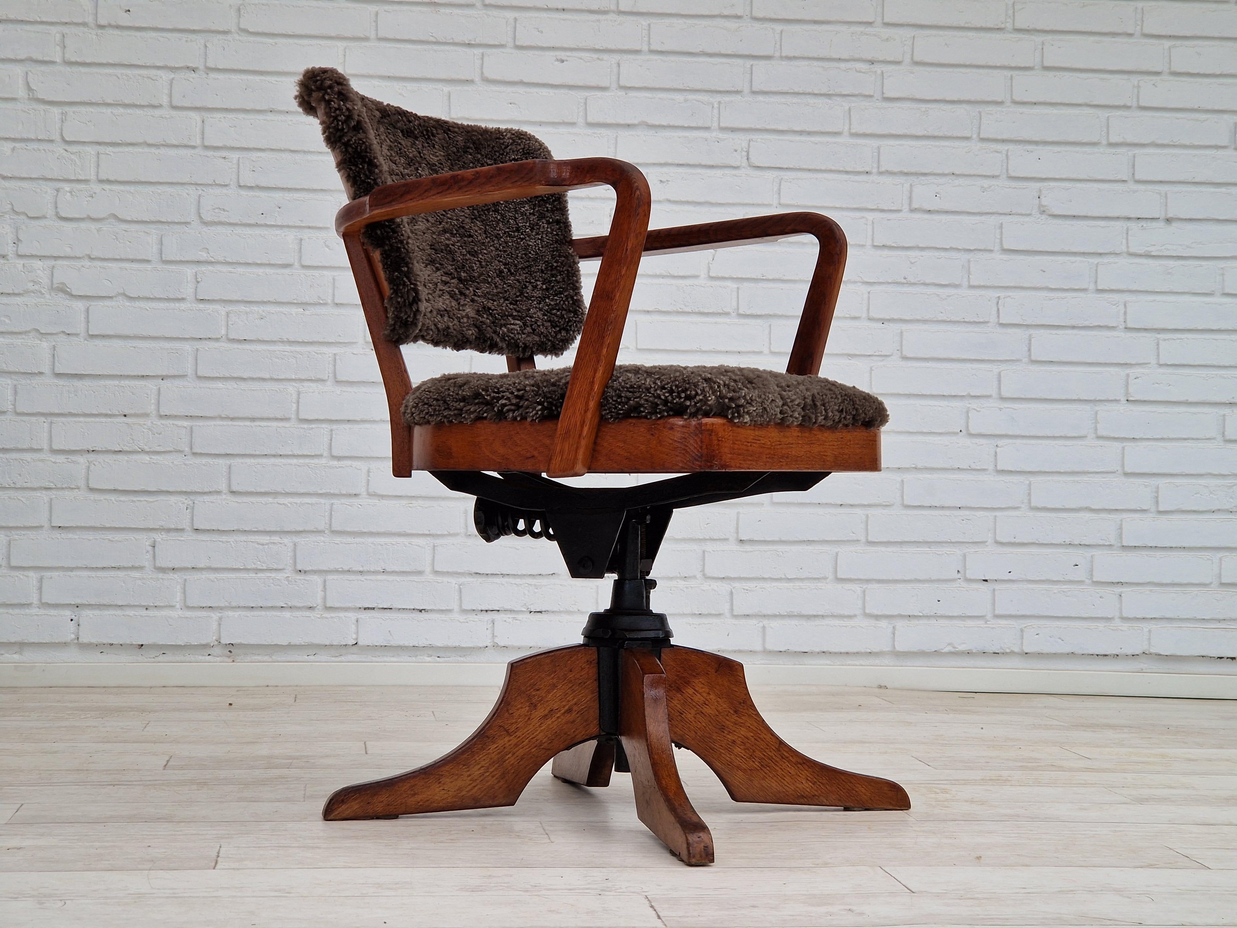 Années 1940, design danois, fauteuil pivotant Ehapa avec fonction d'inclinaison. Rembourré en peau d'agneau charocal/brun de qualité néo-zélandaise. Bois de chêne renouvelé. Restauré par un tapissier professionnel, artisan.