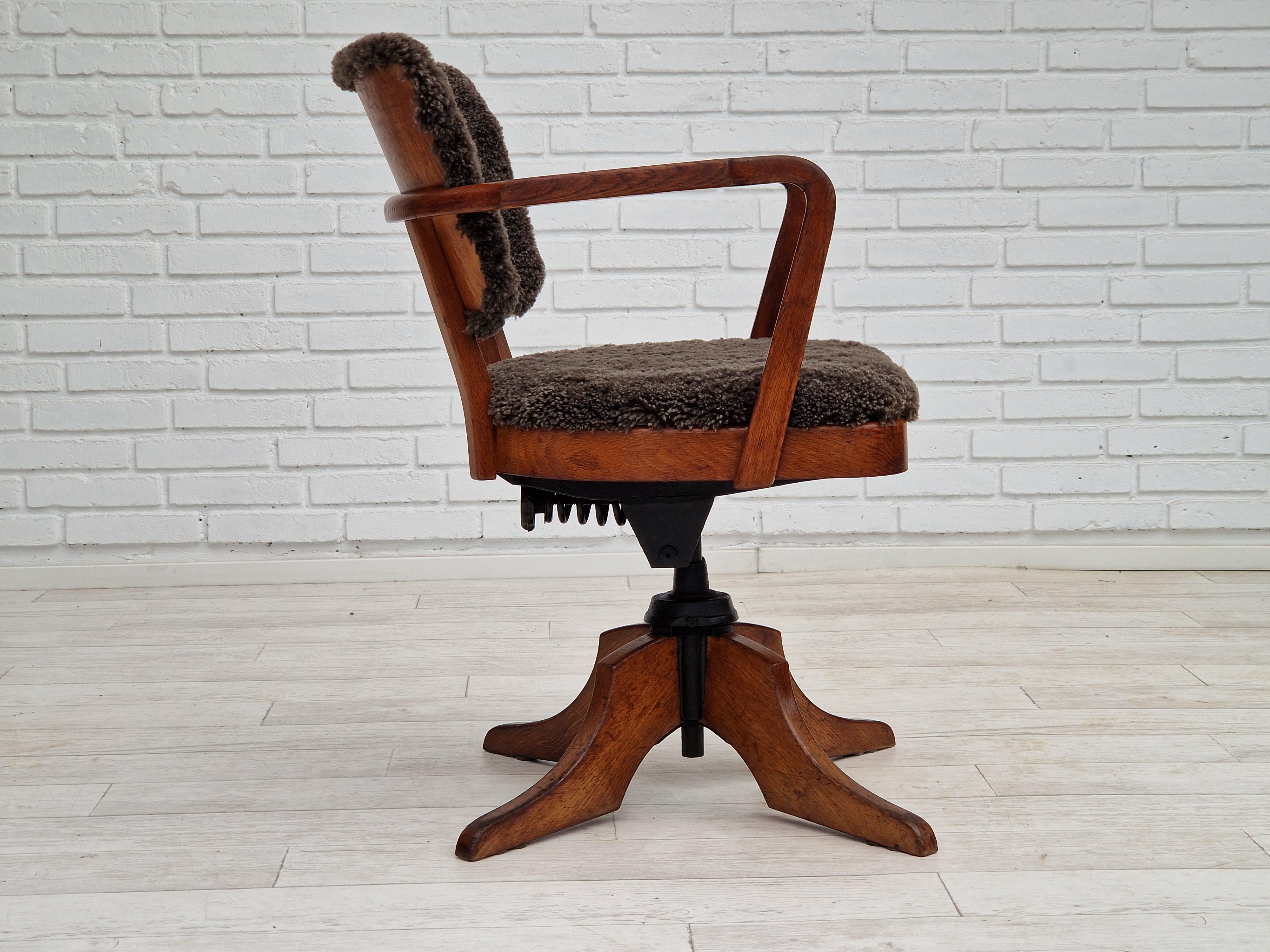 1940s, Danish design, reupholstered swivel chair, tilt function, lambskin. In Good Condition For Sale In Tarm, 82
