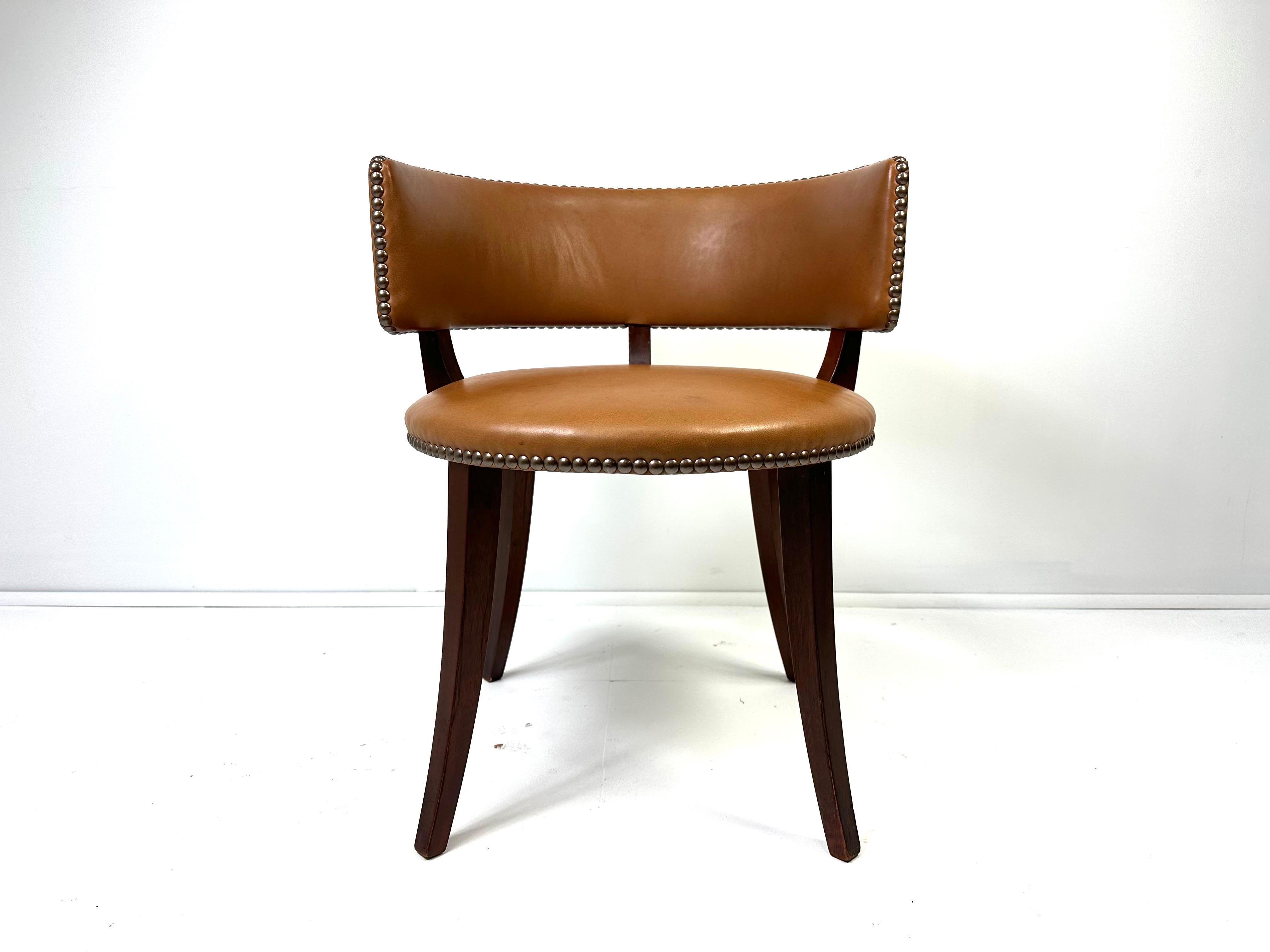 Sedia da toilette danese del 1940 attribuita a Magnus Stephensen. Pelle cognac con punte di chiodi. Cornice in betulla tinta. Danimarca