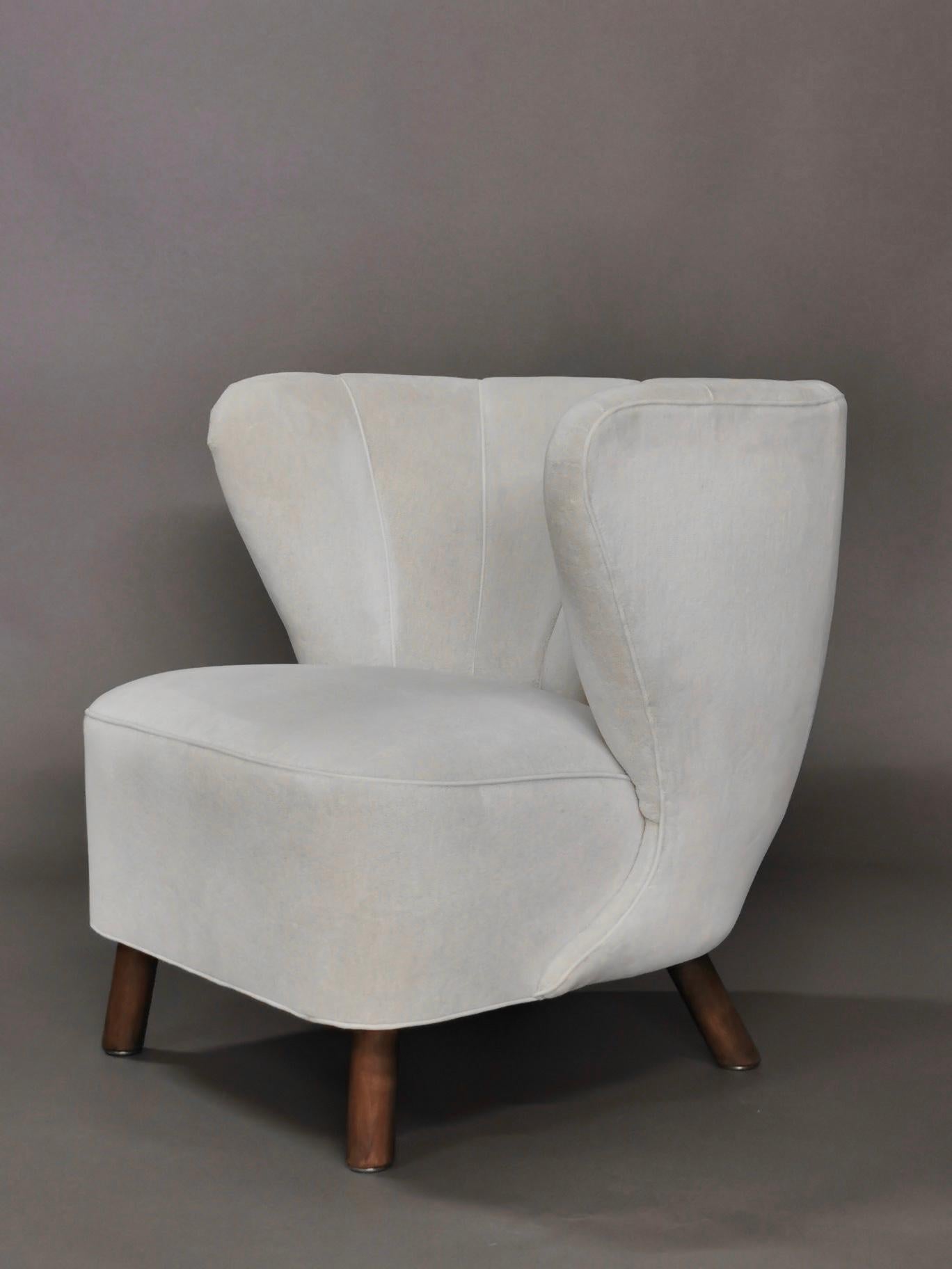 Easy chair, manufactured in Denmark in the 1940s, the chair is anonymous, but is strongly inspired by the chairs of Flemming Lassen.
Stained solid beech legs and later white velvet mohair upholstery.
  