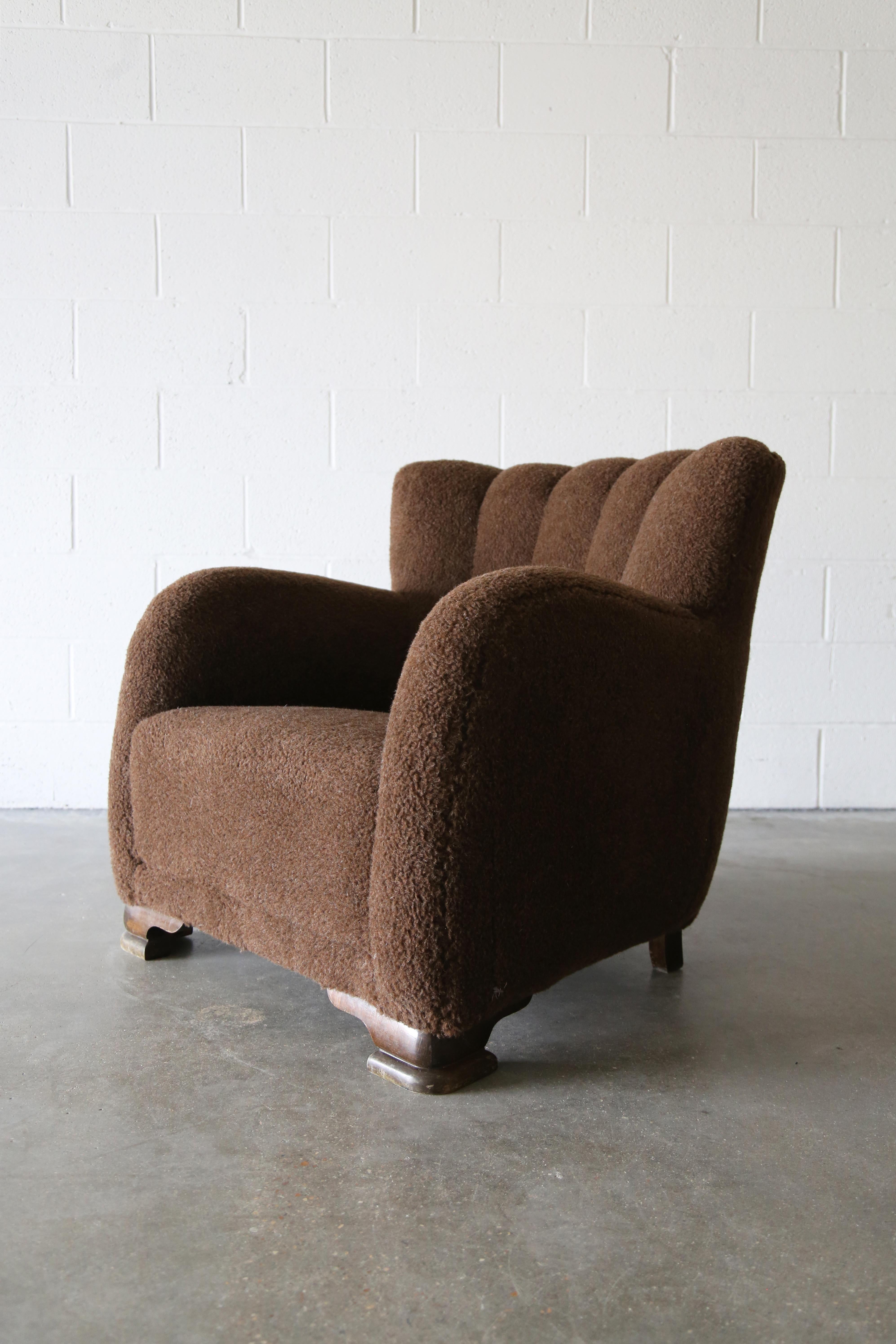 Una coppia di sedie da salotto risalenti alla Danimarca degli anni '40 con rivestimento in shearling marrone a forma di orsetto. Linee fluide in stile art déco con piedi in legno pronunciati nella parte anteriore. I ciuffi a canale accentuano le