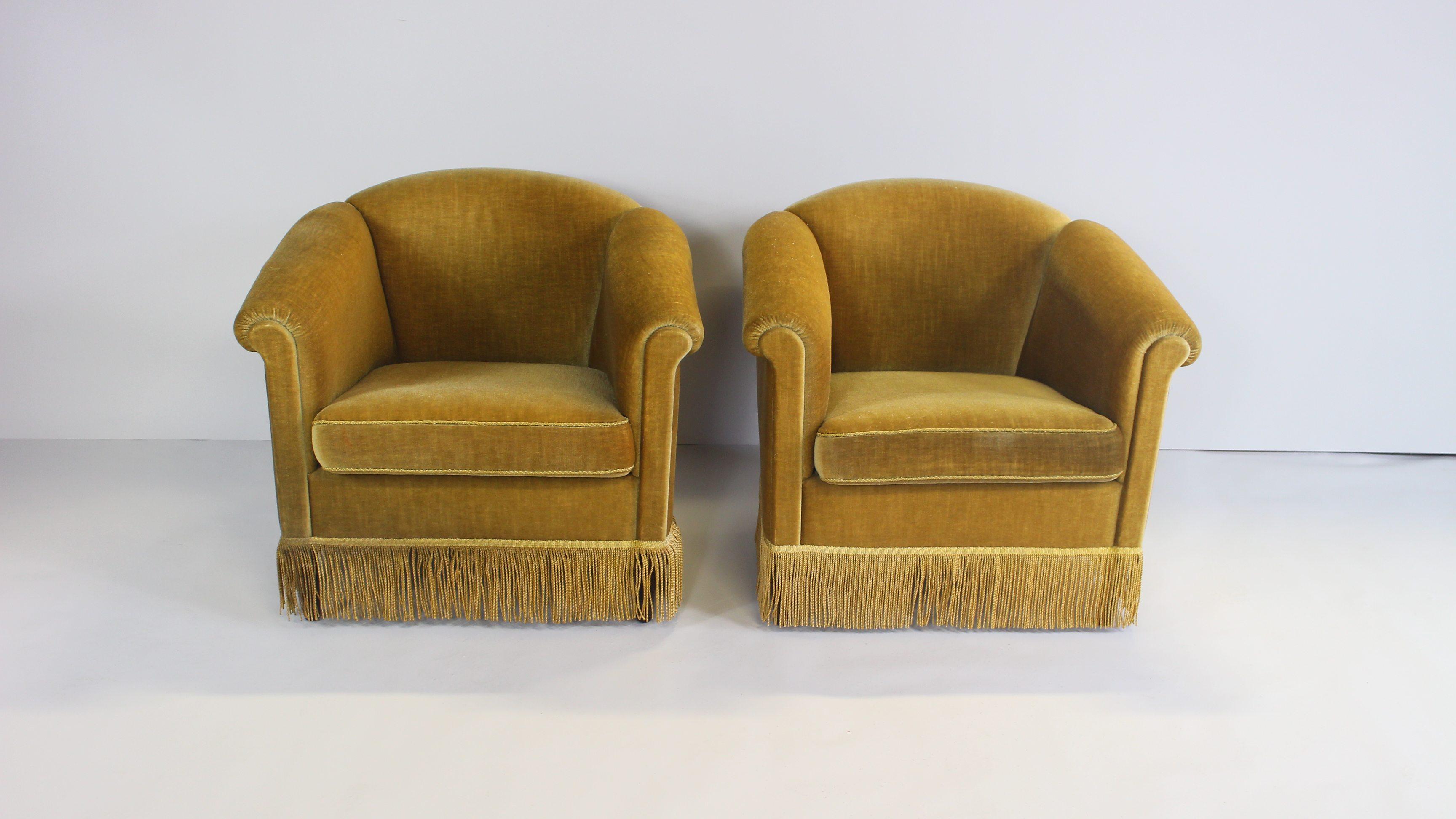 Banana shaped curved armchairs from Mid-Century Modern era.
Made in Denmark, 1940s.
Upholstered in golden velor.
Available banana sofa for this set.