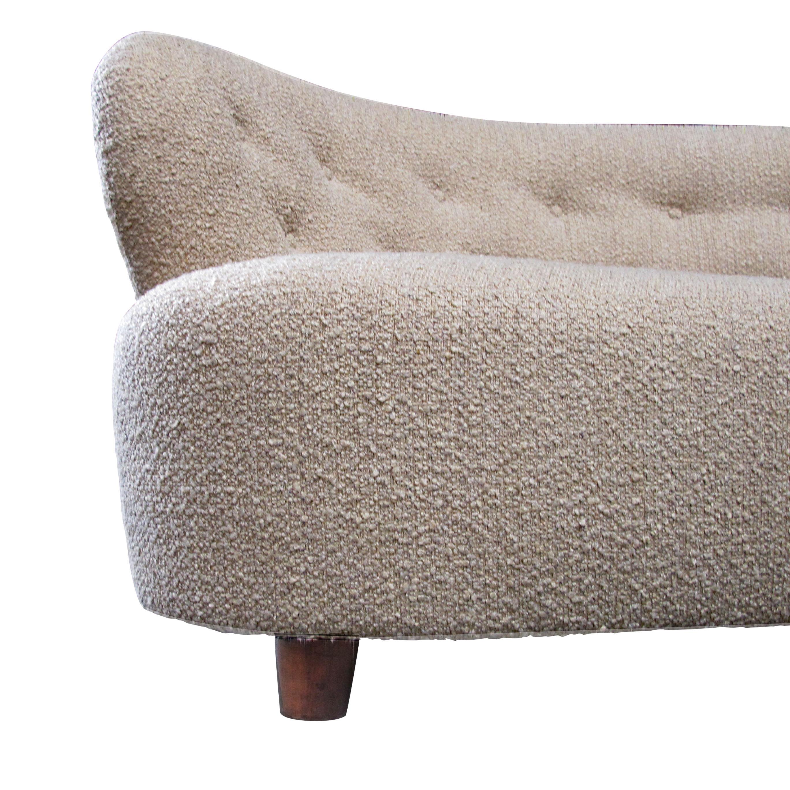 1940er Dänisches großes geschwungenes Sofa mit geknöpfter Rückenlehne Neu gepolstert  (Stoff) im Angebot