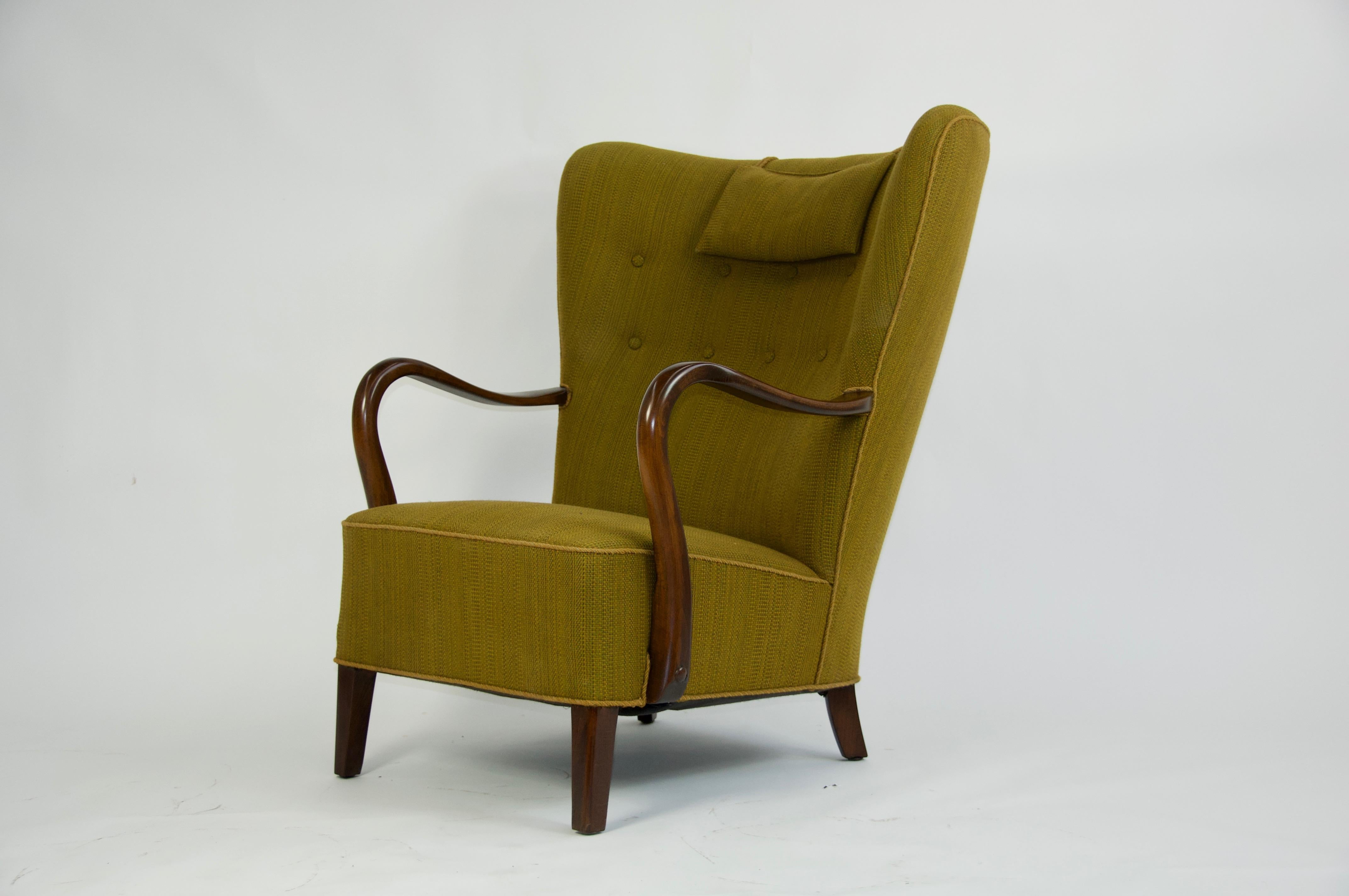 1940s Danish lounge chair by Alfred Christensen. Sculpted Beech wood frame refinished. Original Upholstery



 
Alfred Christensen.
