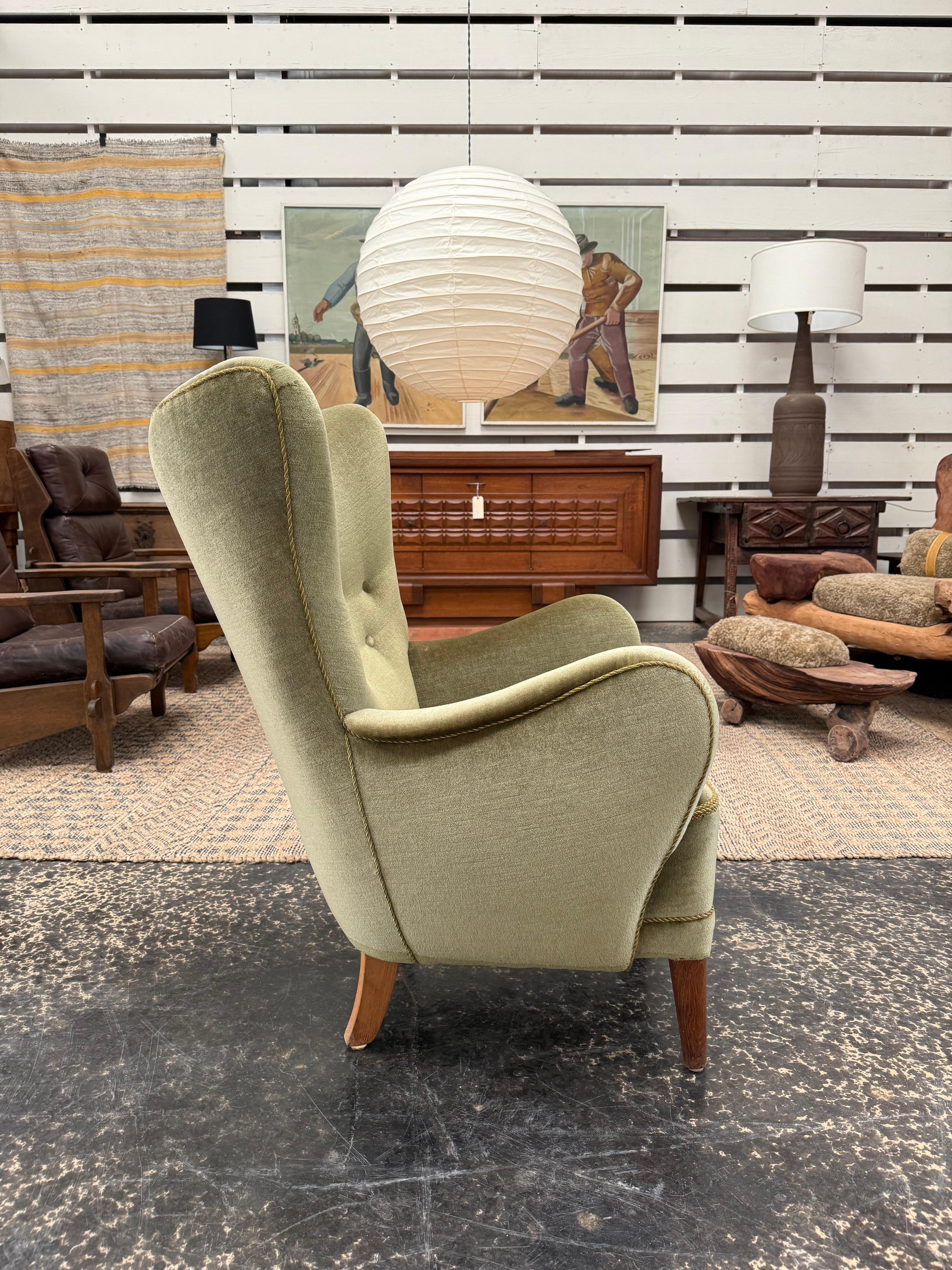 Escultural tumbona danesa de respaldo alto en mohair original. Hermosa edad en esta pieza con un desgaste mínimo.
La excelente artesanía brilla en los detalles y las líneas. 

El mohair está en magníficas condiciones, 