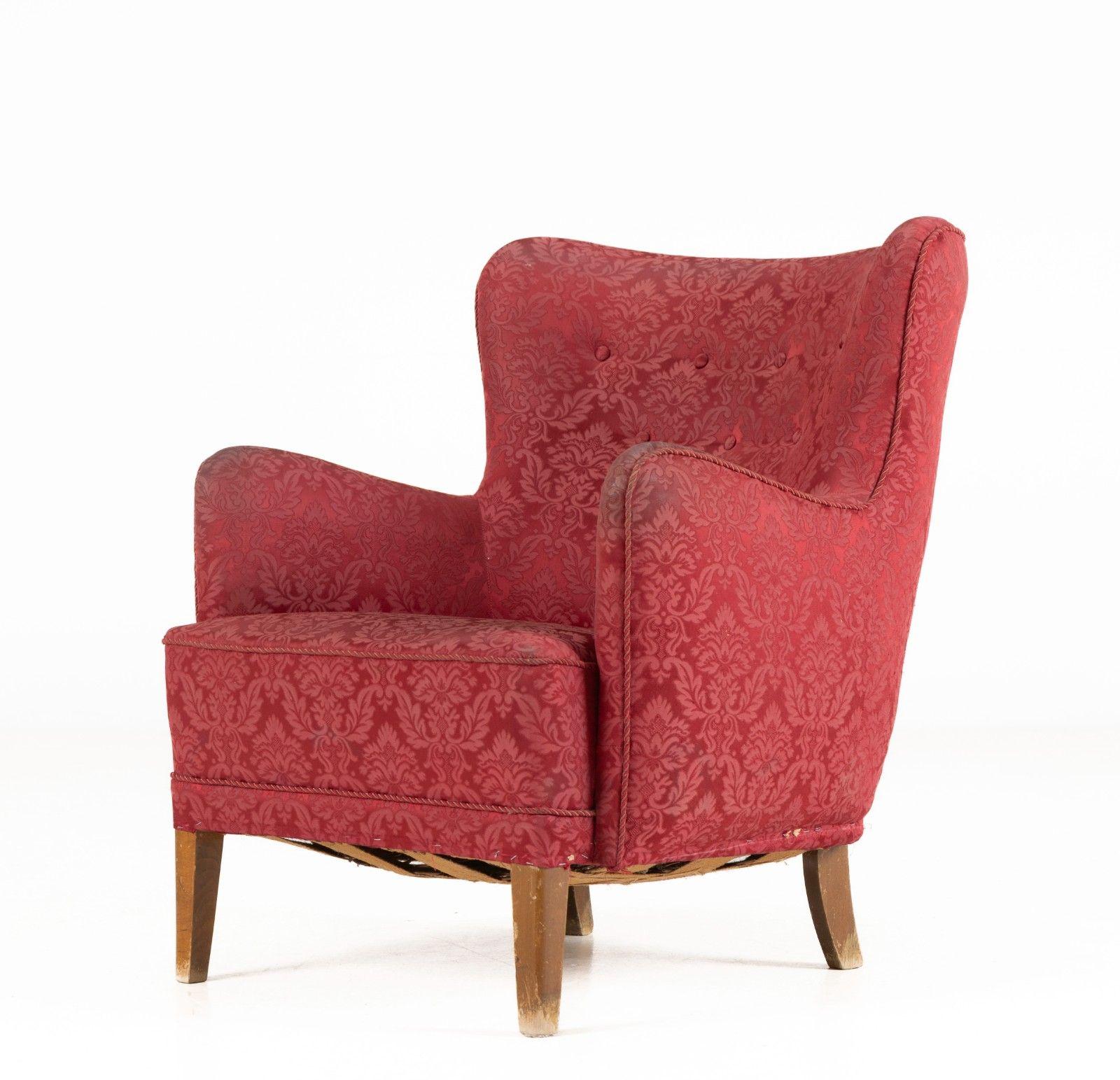 Precioso  tumbona fabricada en Dinamarca en la década de 1940. La silla lleva unos  parecido con el respaldo alto modelo 1669 de Frits Hansen. La silla no está marcada, como la gran mayoría de las sillas de la época.   Nos encanta la forma orgánica