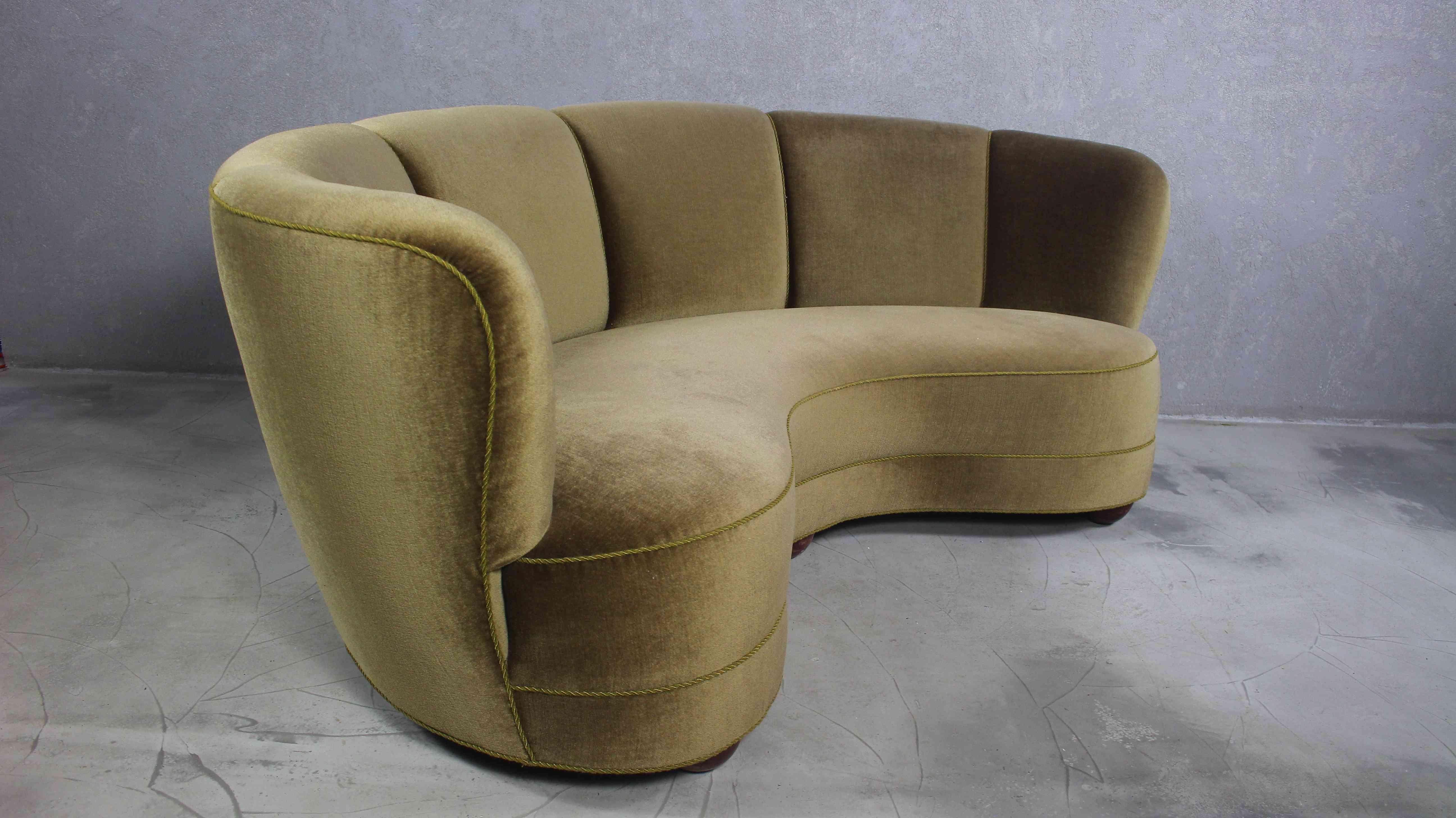 This beautiful Danish three-seater sofa recalls the Art Deco style of the 1930s with the recognizable touch of Danish Modernism.
Thanks to its elegantly curved shape, this type of sofa is often referred to as the “banana” style.