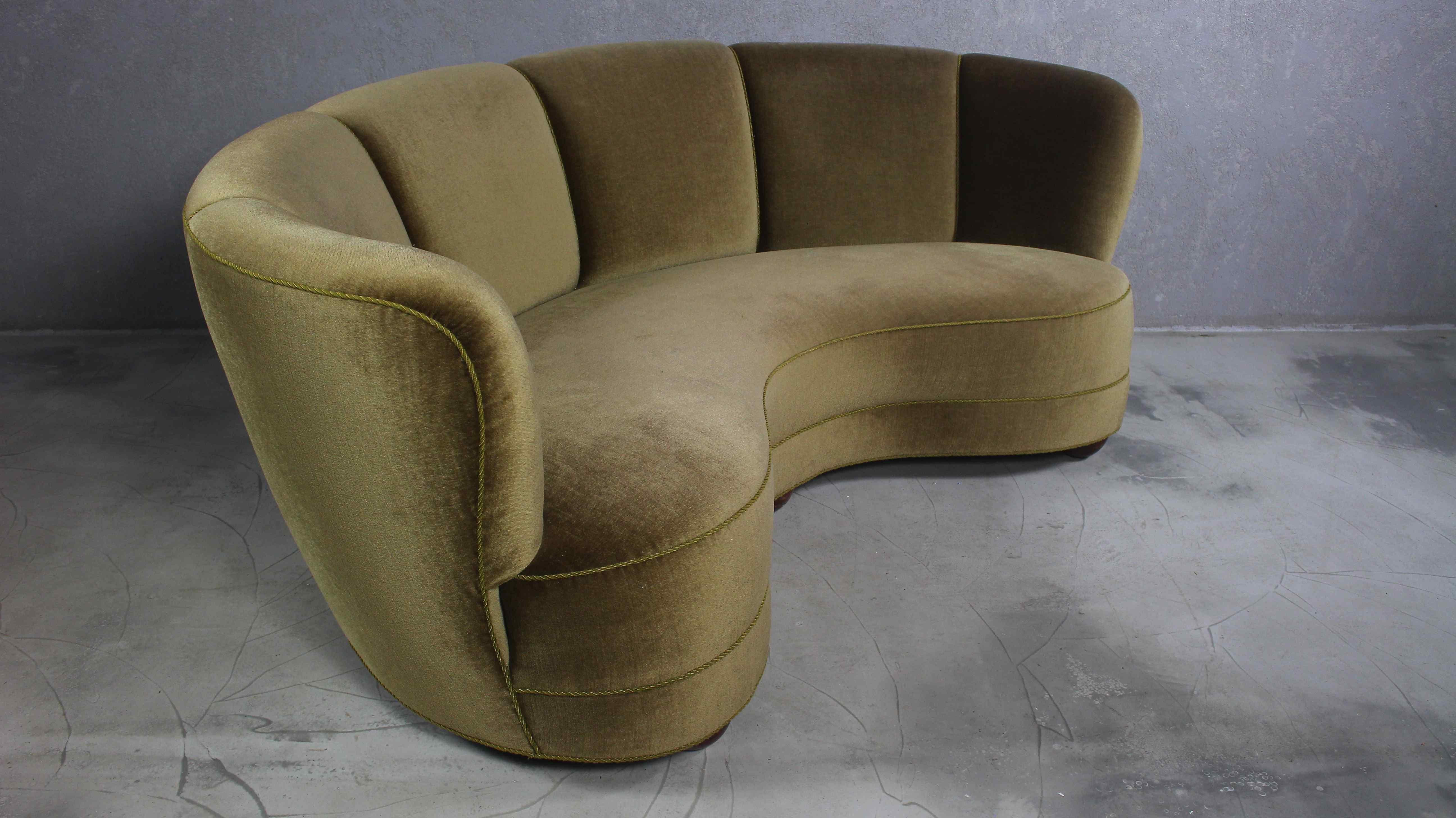 1940s, Danish Modern Curved Velvet Banana Sofa In Good Condition In ŚWINOUJŚCIE, 32