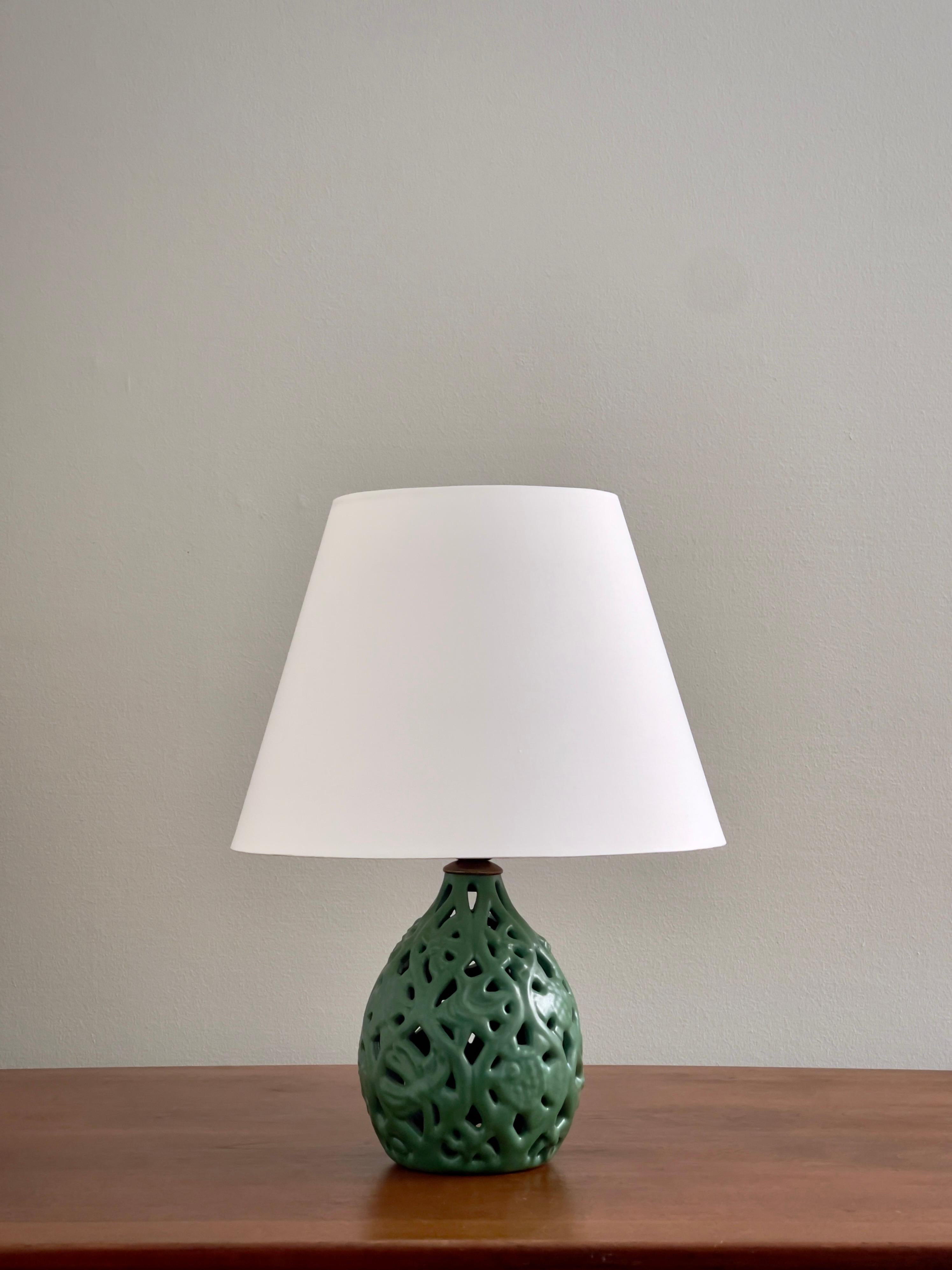 Ceramista Michael Andersen Lámpara de mesa motivo orgánico y esmalte verde. Dinamarca 1940 Danés en venta