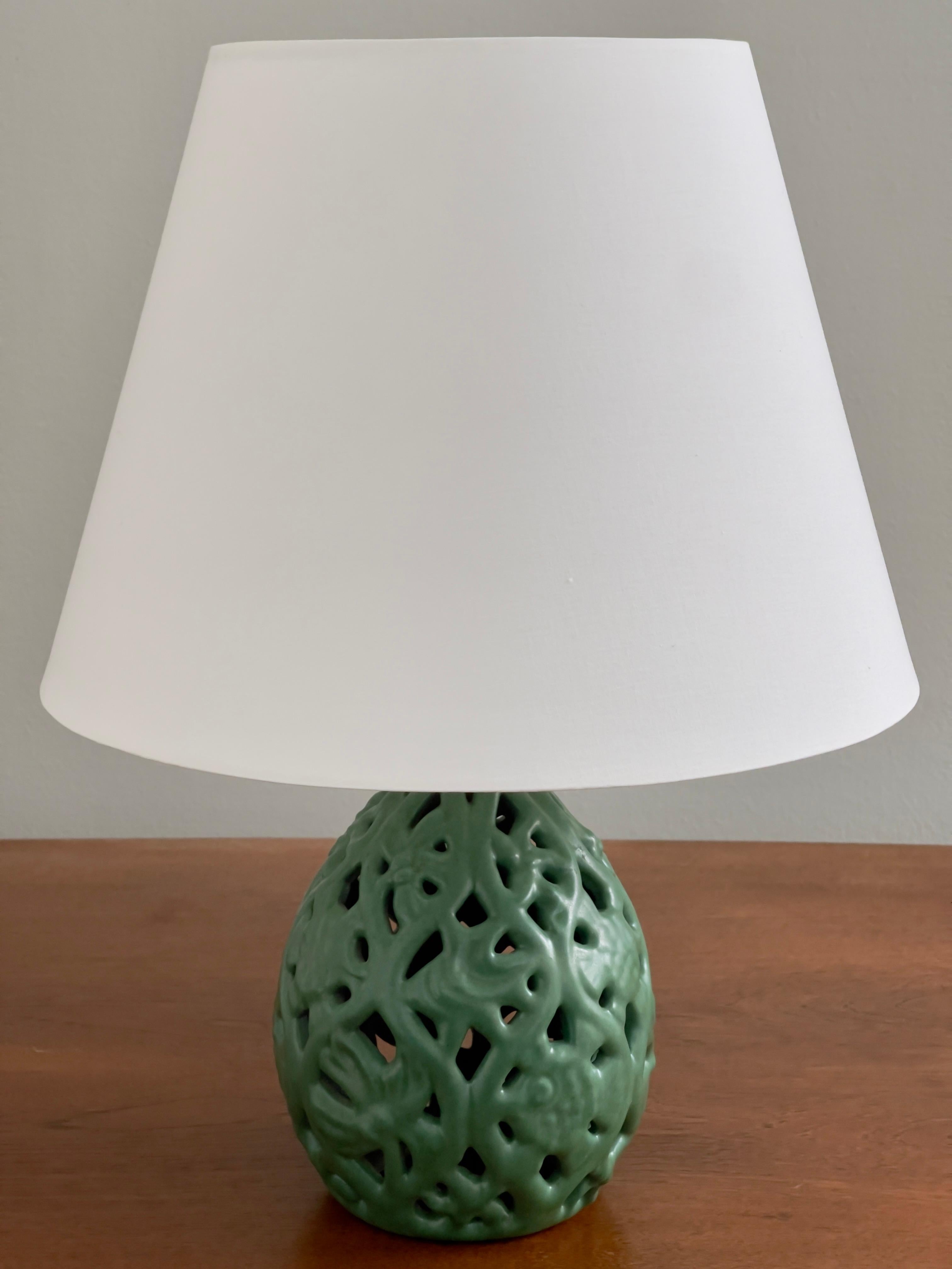 Ceramista Michael Andersen Lámpara de mesa motivo orgánico y esmalte verde. Dinamarca 1940 Glaseado en venta