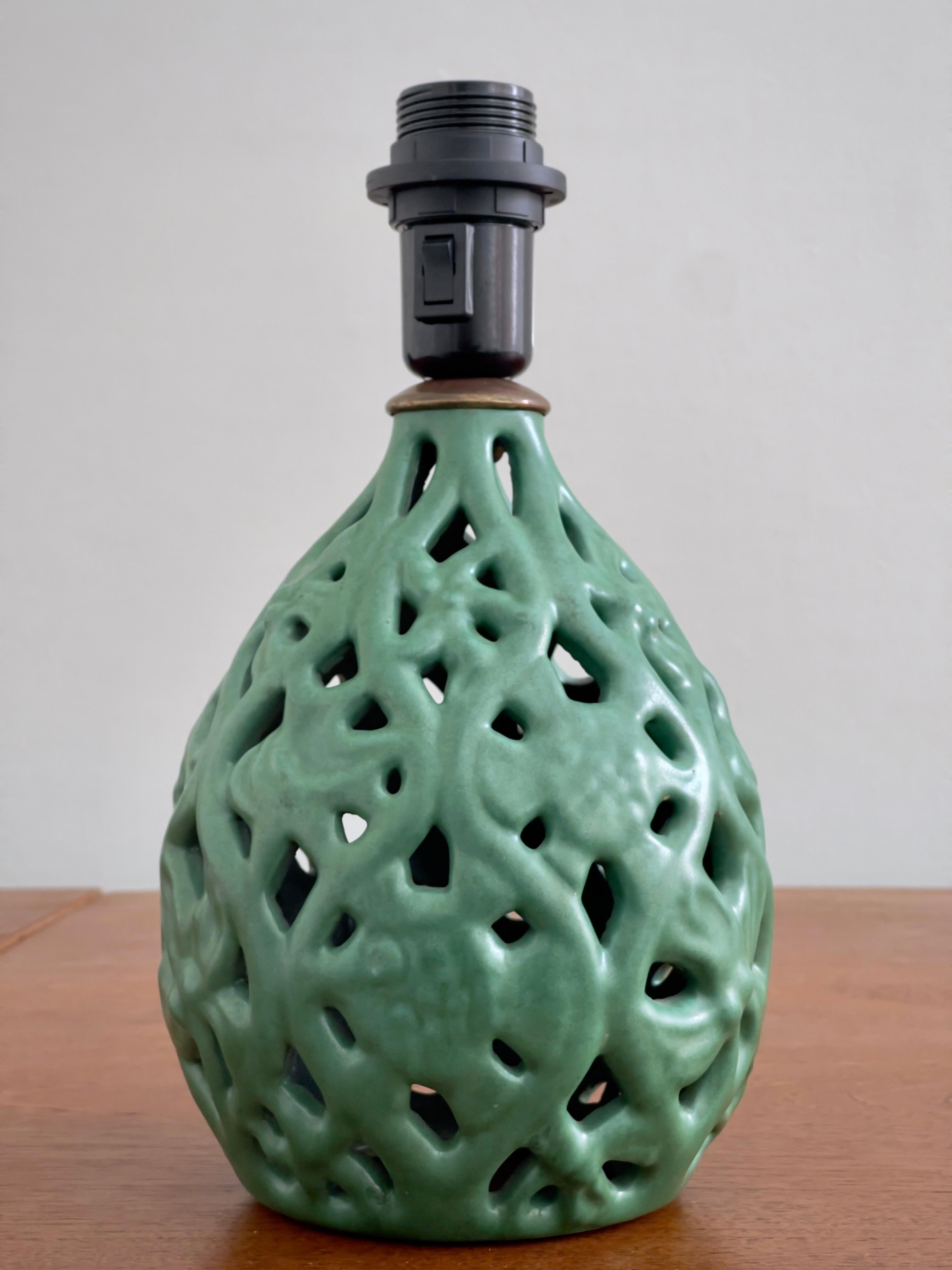 Ceramista Michael Andersen Lámpara de mesa motivo orgánico y esmalte verde. Dinamarca 1940 Moderno de mediados de siglo en venta