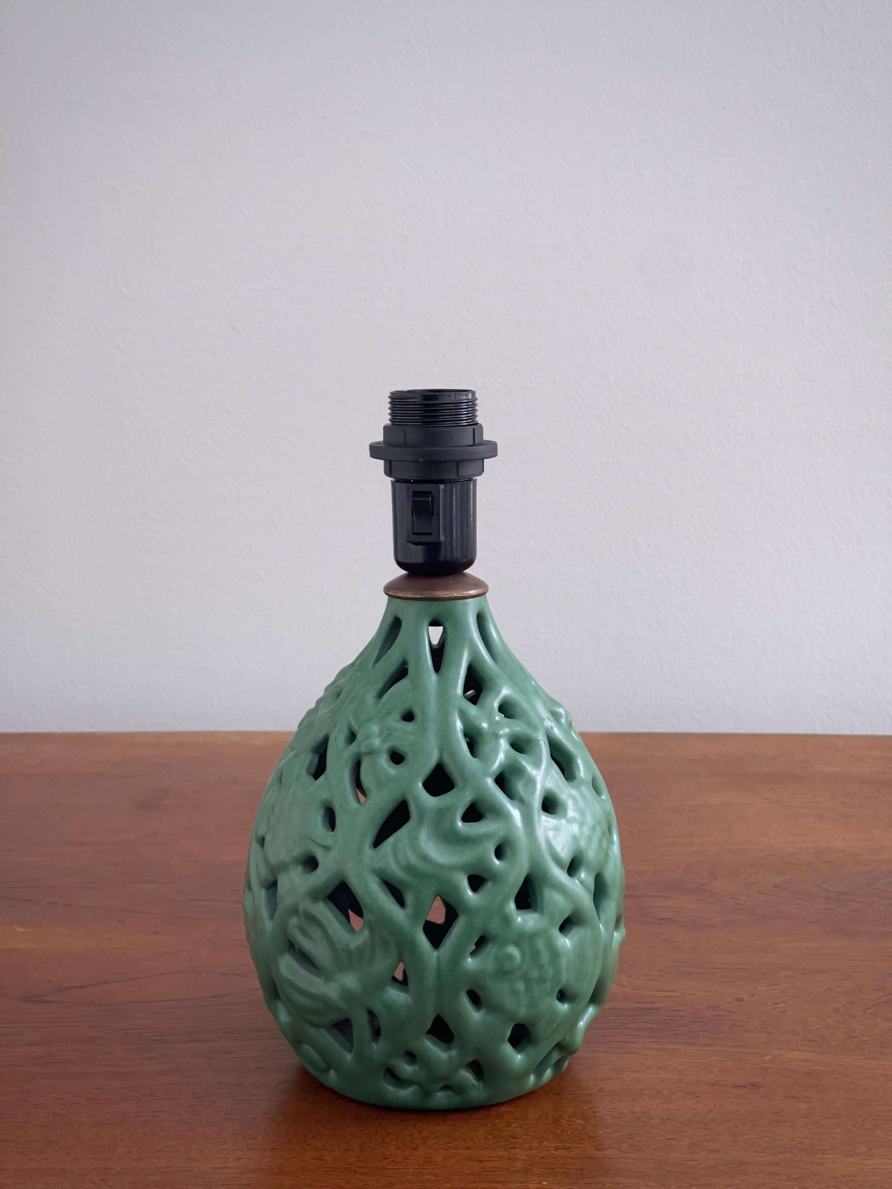 Ceramista Michael Andersen Lámpara de mesa motivo orgánico y esmalte verde. Dinamarca 1940 mediados del siglo XX en venta
