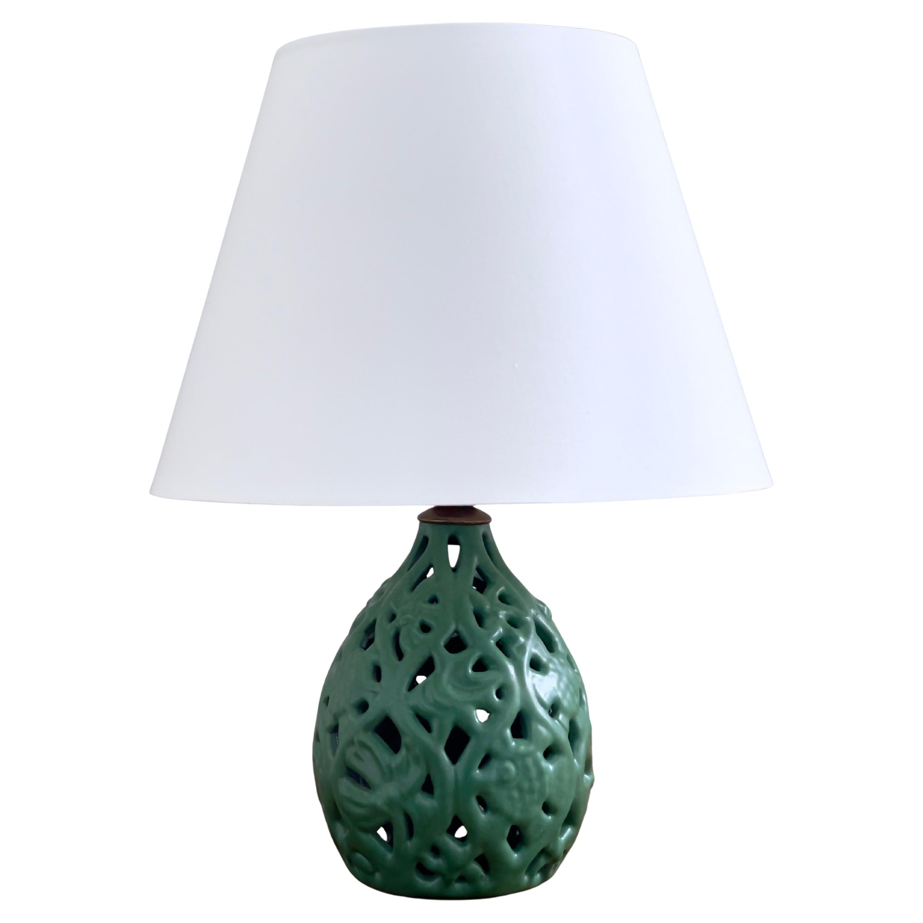 Ceramista Michael Andersen Lámpara de mesa motivo orgánico y esmalte verde. Dinamarca 1940 en venta