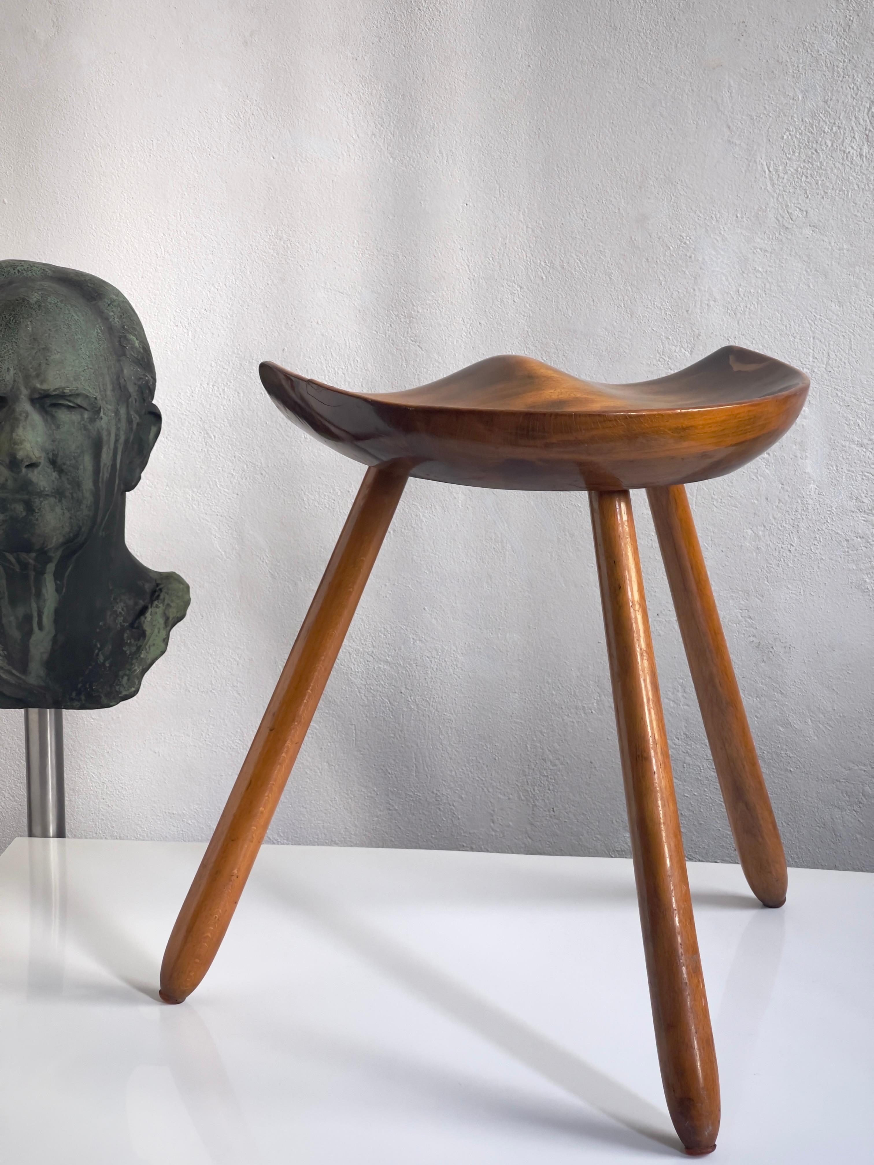 Dänischer Hocker der 1940er Jahre aus Buchenholz mit handgeschnitztem Sitz und spitz zulaufenden Beinen. (Skandinavische Moderne) im Angebot