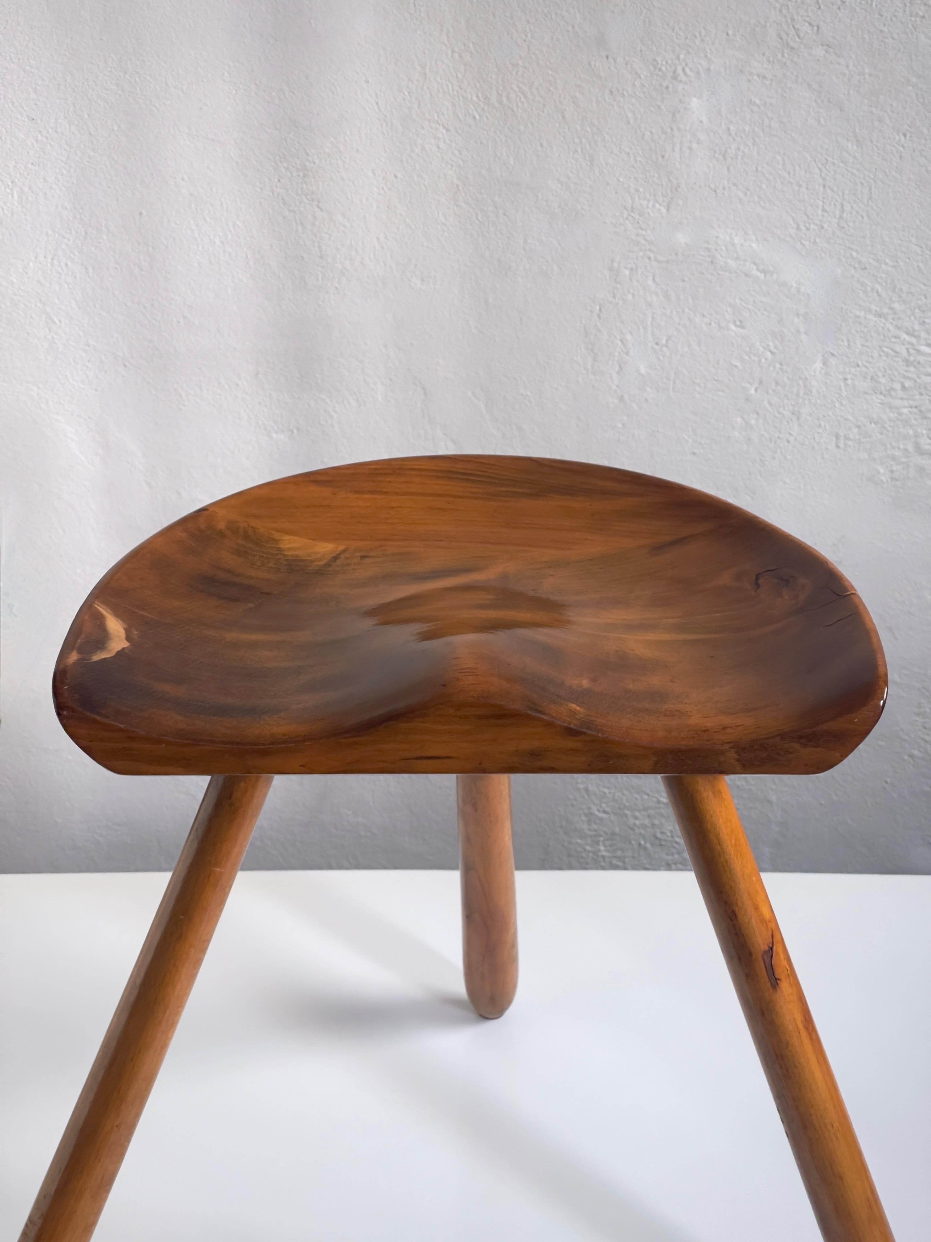 Dänischer Hocker der 1940er Jahre aus Buchenholz mit handgeschnitztem Sitz und spitz zulaufenden Beinen. (Lackiert) im Angebot