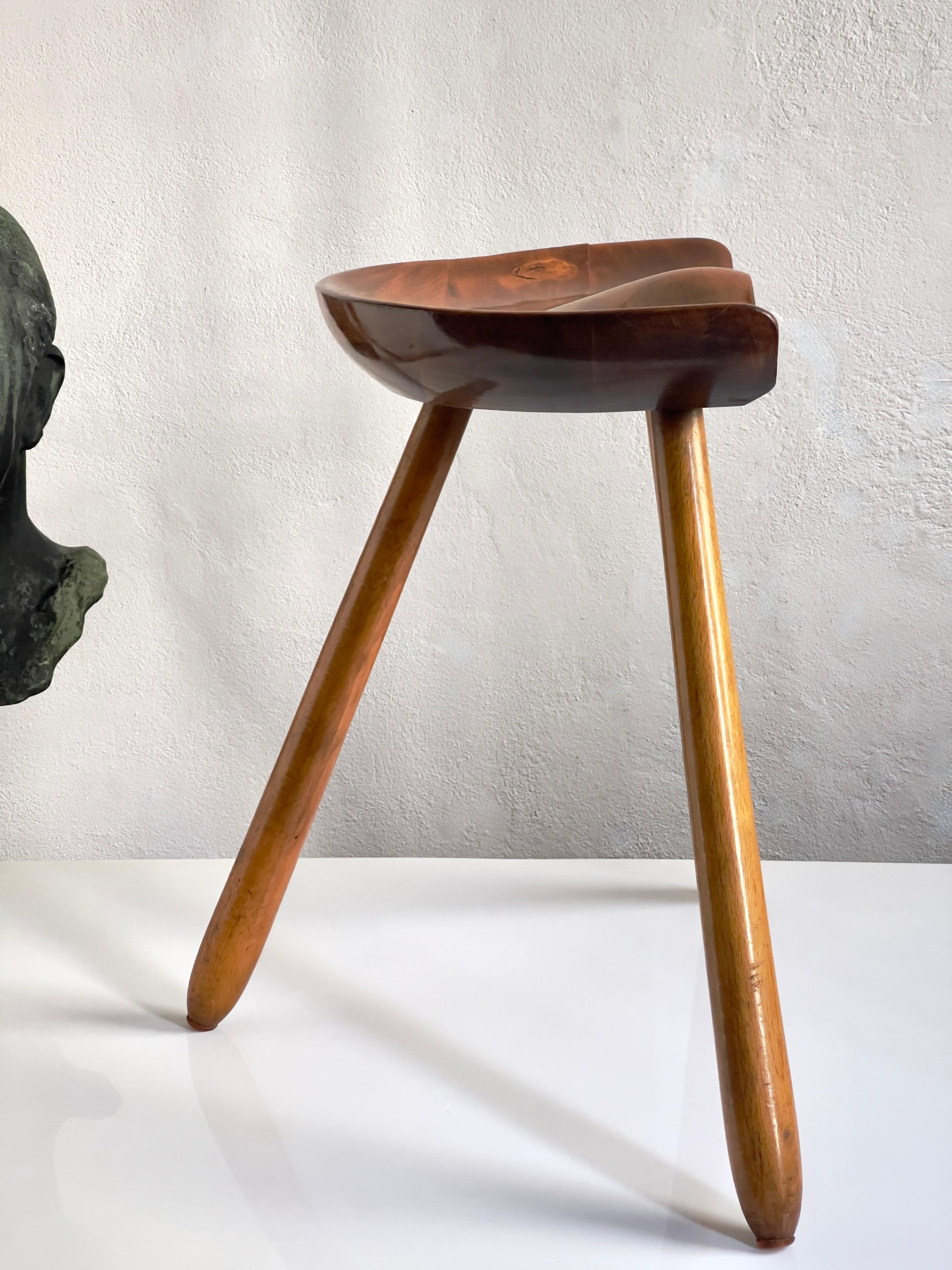 Dänischer Hocker der 1940er Jahre aus Buchenholz mit handgeschnitztem Sitz und spitz zulaufenden Beinen. im Zustand „Gut“ im Angebot in København K, 84