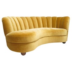 1940er Jahre Dänisches Mohair-Sofa mit Channel Back und geschwungener Silhouette