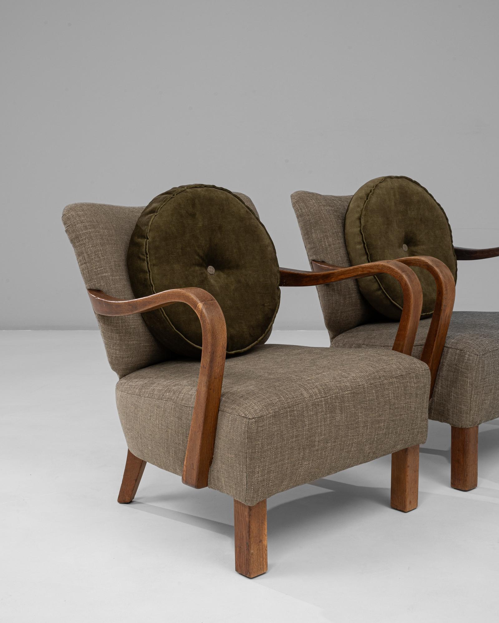 1940s Danish Pair of Art Deco Upholstered Armchairs With Round Pillows en venta 3